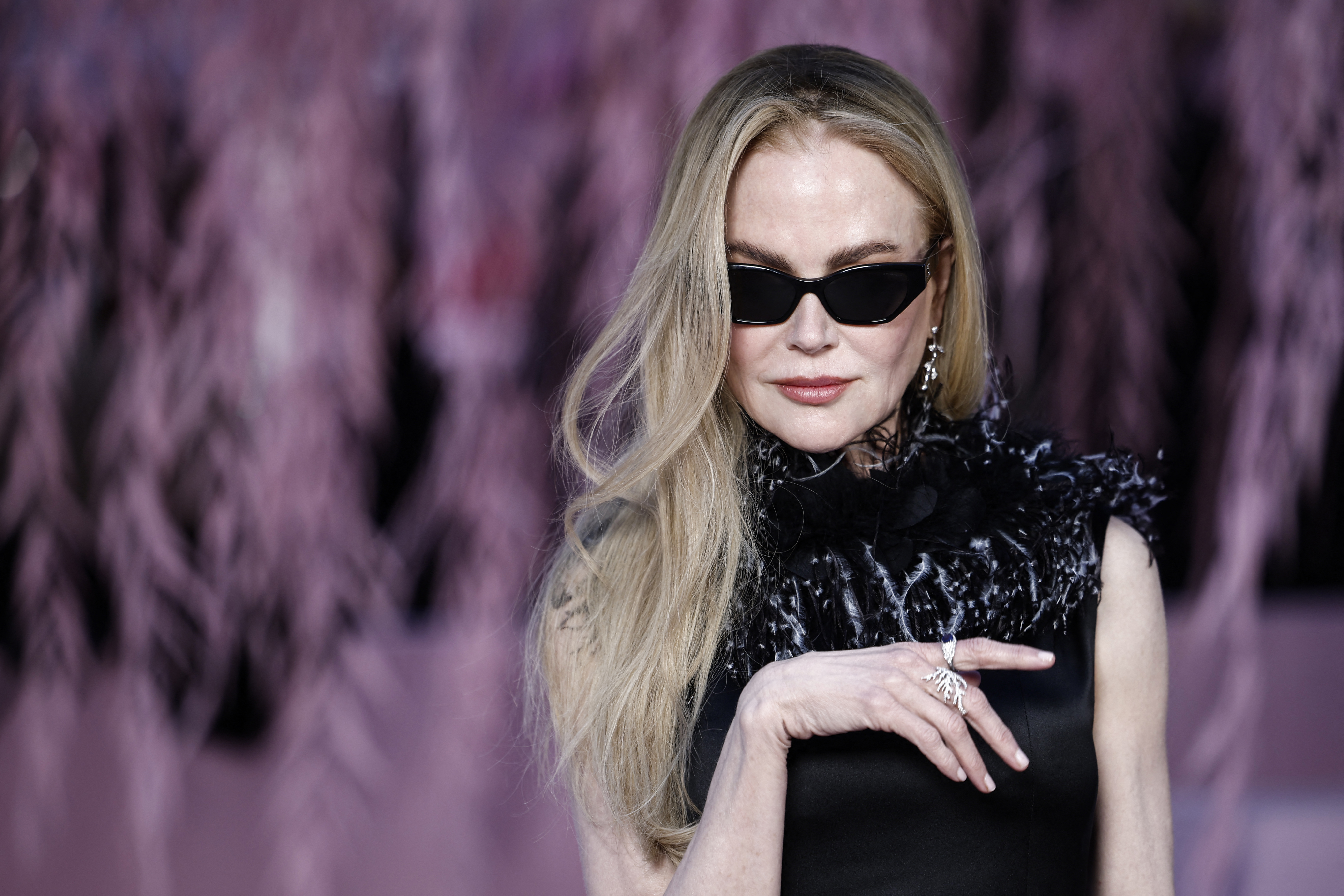 La actriz australiana Nicole Kidman posa a su llegada al desfile de la colección de alta costura femenina primavera/verano 2026 de Chanel, en el marco de la Semana de la Alta Costura de París, el 27 de enero de 2026. / Sebastien Dupuy / AFP