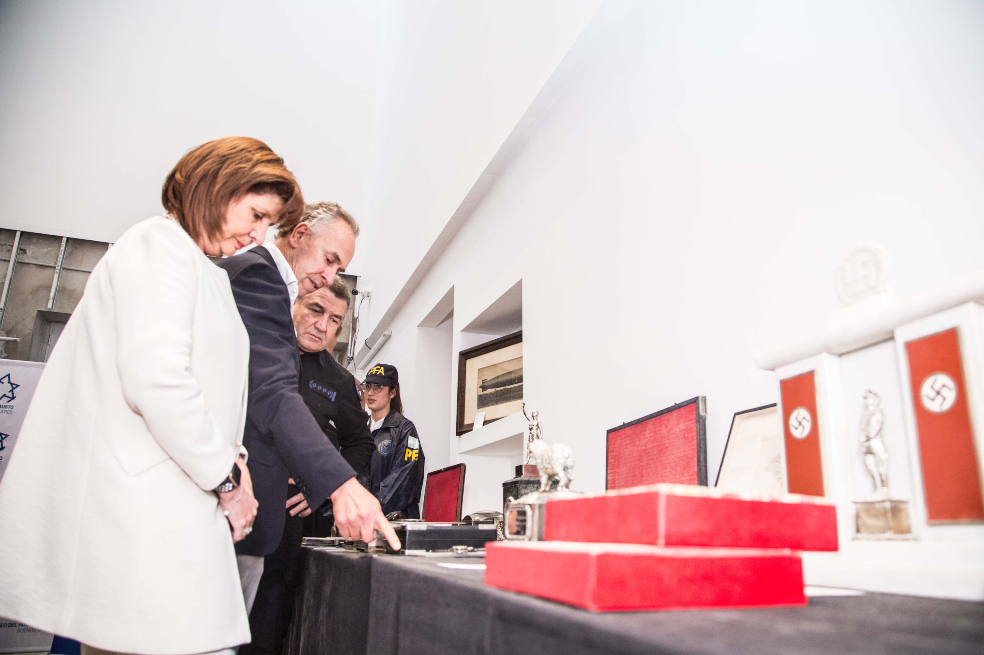 La ministra argentina de Seguridad, Patricia Bullrich, al lado de Marcelo Mindlin, presidente del Museo del Holocausto, viendo las piezas incautadas que recibió la entidad. / Museo del Holocausto de Buenos Aires