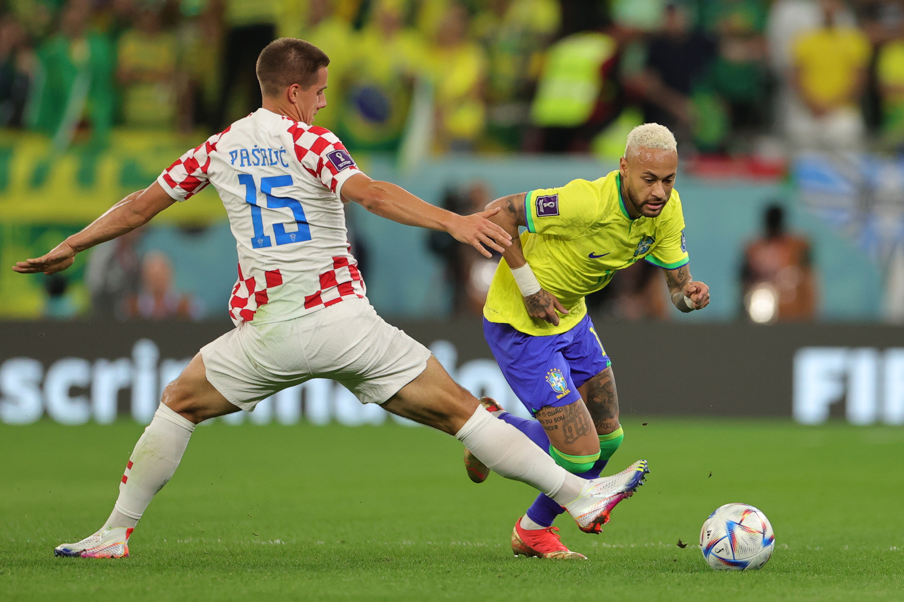 Doha (Qatar), 09/12/2022.- Mario Pasalic of Croatia in action against Neymar (R) of Brazil during the FIFA World Cup 2022 quarter final soccer match between Croatia and Brazil at Education City Stadium in Doha, Qatar, 09 December 2022. (Mundial de Fútbol, Brasil, Croacia, Catar) EFE/EPA/Friedemann Vogel