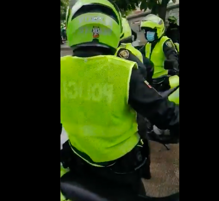 Investigarán a policías que voltearon sus chalecos en Barranquilla