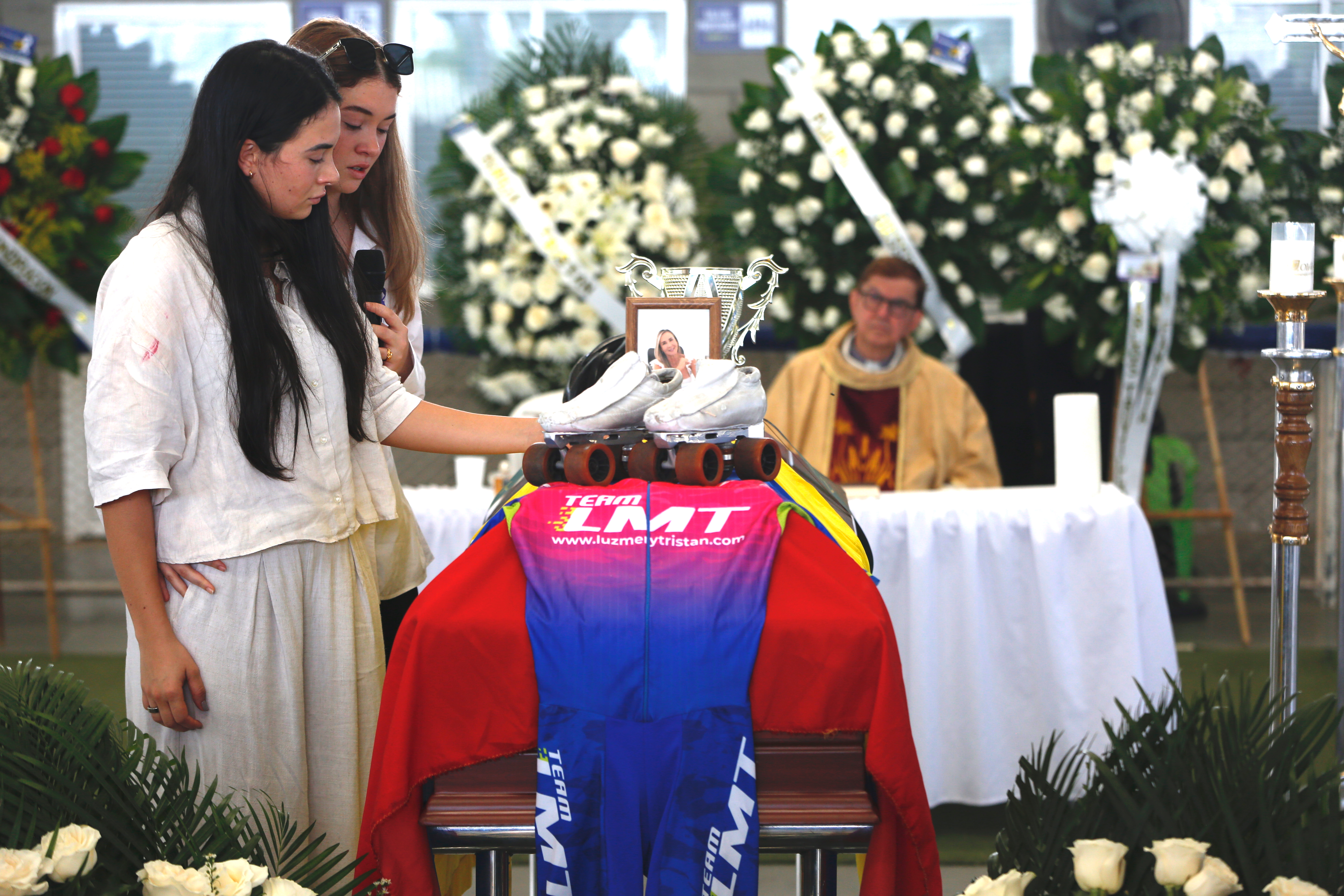 AME8796. CALI (COLOMBIA), 07/08/2023.- Familiares y amigos se lamentan hoy durante el velorio de la expatinadora colombiana Luz Mery Tristán, en Cali (Colombia). Tristán, que fue campeona mundial en 1990, fue asesinada la madrugada de este domingo en un condominio de Cali (suroeste), crimen por el que fue detenido su pareja. La expatinadora de 60 años recibió varios disparos supuestamente de parte de su novio, que atacó a tiros a la Policía cuando ésta llegó al lugar de los hechos. EFE/ Ernesto Guzmán