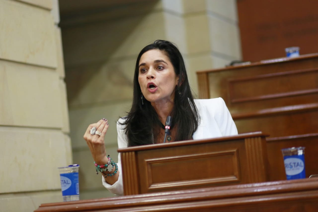 Catalina Ortiz renuncia a su curul faltando seis días para el fin de su periodo