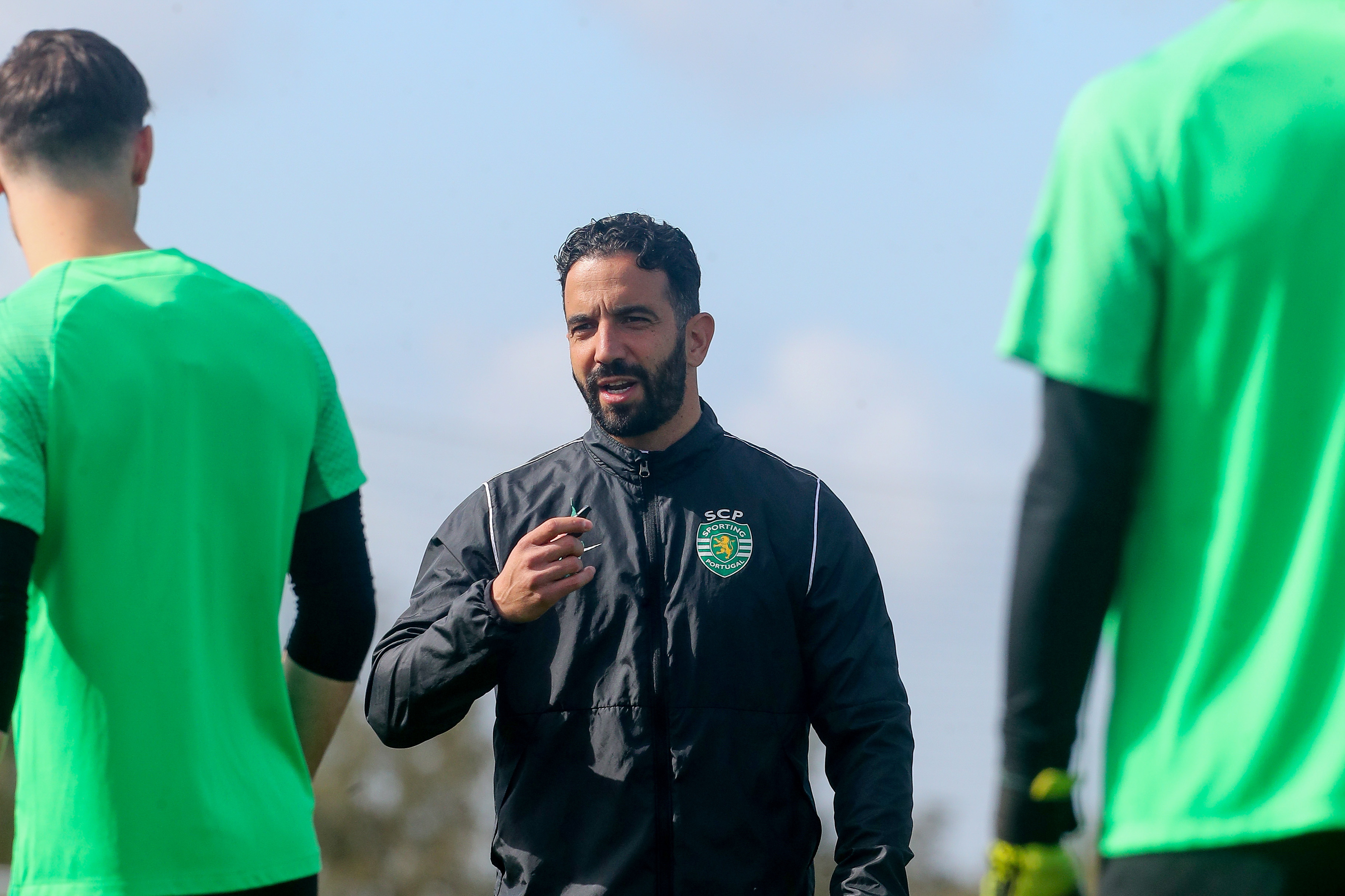 Alcochete (Portugal), 05/03/2024.- Sporting CP head coach Ruben Amorim leads a team's training session at Cristiano Ronaldo Academy in Alcochete, Portugal, 05 March 2024. Sporting CP will face Atalanta in their UEFA Europa League Round of 16, 1st leg soccer match on 06 March. EFE/EPA/RUI MINDERICO