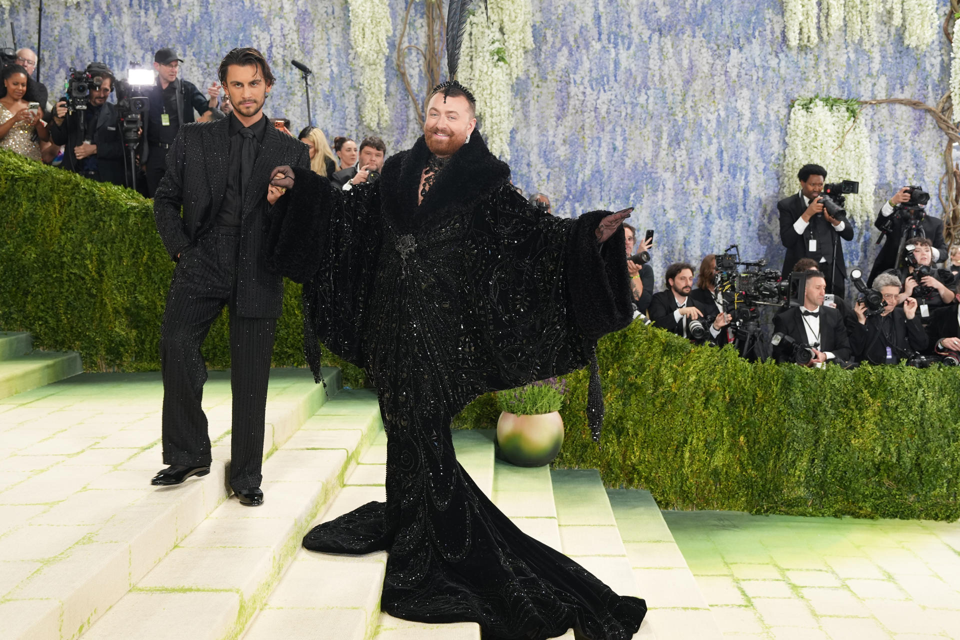 AME9303. NUEVA YORK (ESTADOS UNIDOS), 04/05/2026.- El cantante Sam Smith (d) posa junto al diseñador Christian Cowan este lunes, durante la alfombra blanca de la Met Gala, en Nueva York (EE.UU.). La Met Gala inició con una actuación de un grupo de cantantes y bailarines que interpretó 'I Wanna Dance with Somebody', de Whitney Houston antes de dar paso a un desfile de celebridades. EFE/ Octavio Guzmán
