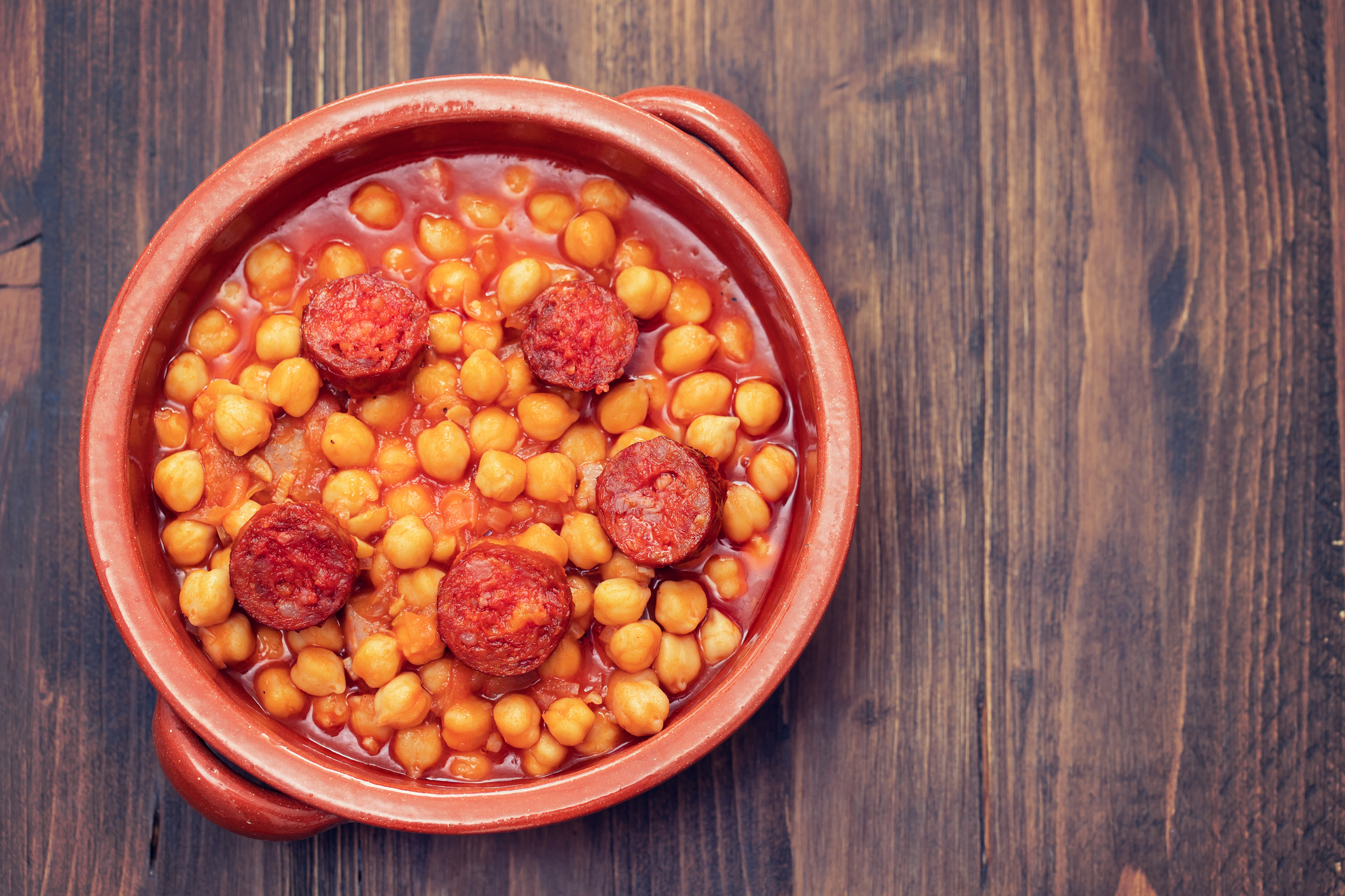 Jueves de garbanzos en salsa picante con chorizo
