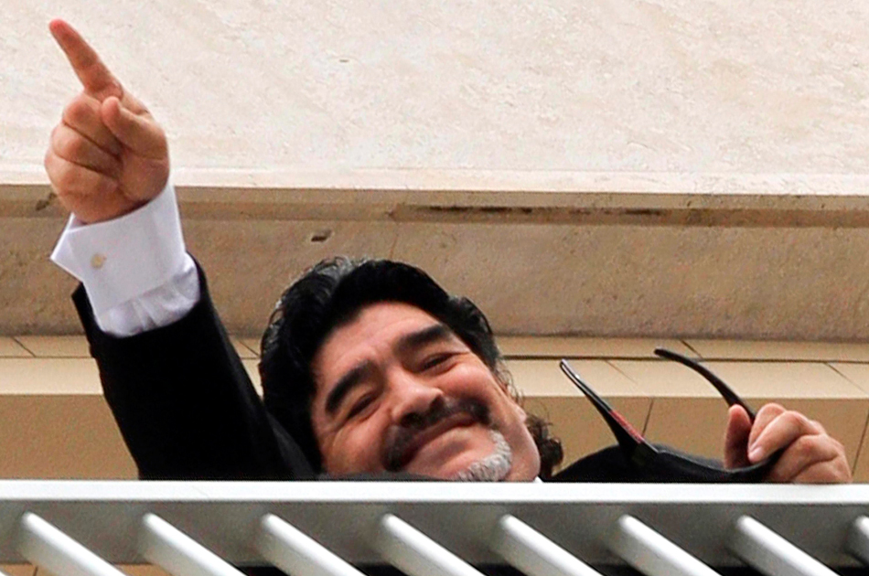 Diego Maradona volvió a deleitar con el balón a sus seguidores