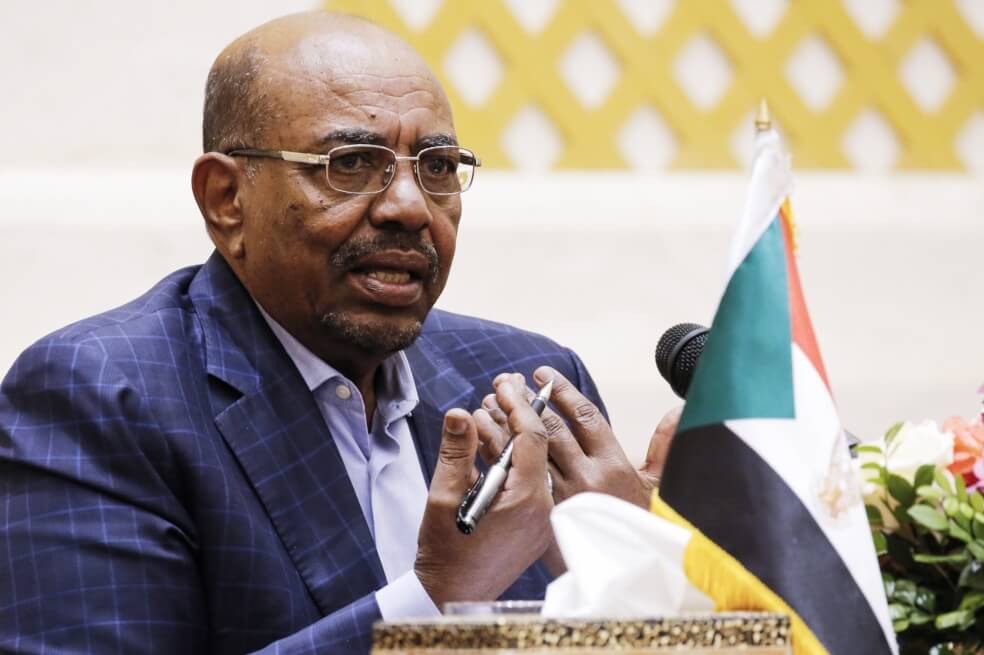 En medio de protestas, el ejército de Sudán destituyó a su presidente, Omar al Bashir