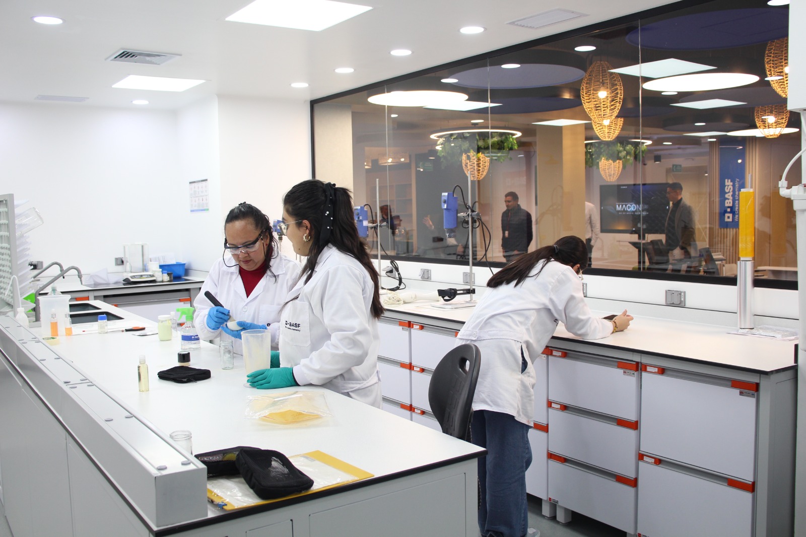 El gigante químico alemán invierte más de $2.000 millones de pesos en laboratorios