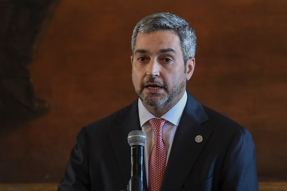 Nuevos chats filtrados ponen en jaque al presidente de Paraguay por pacto con Brasil