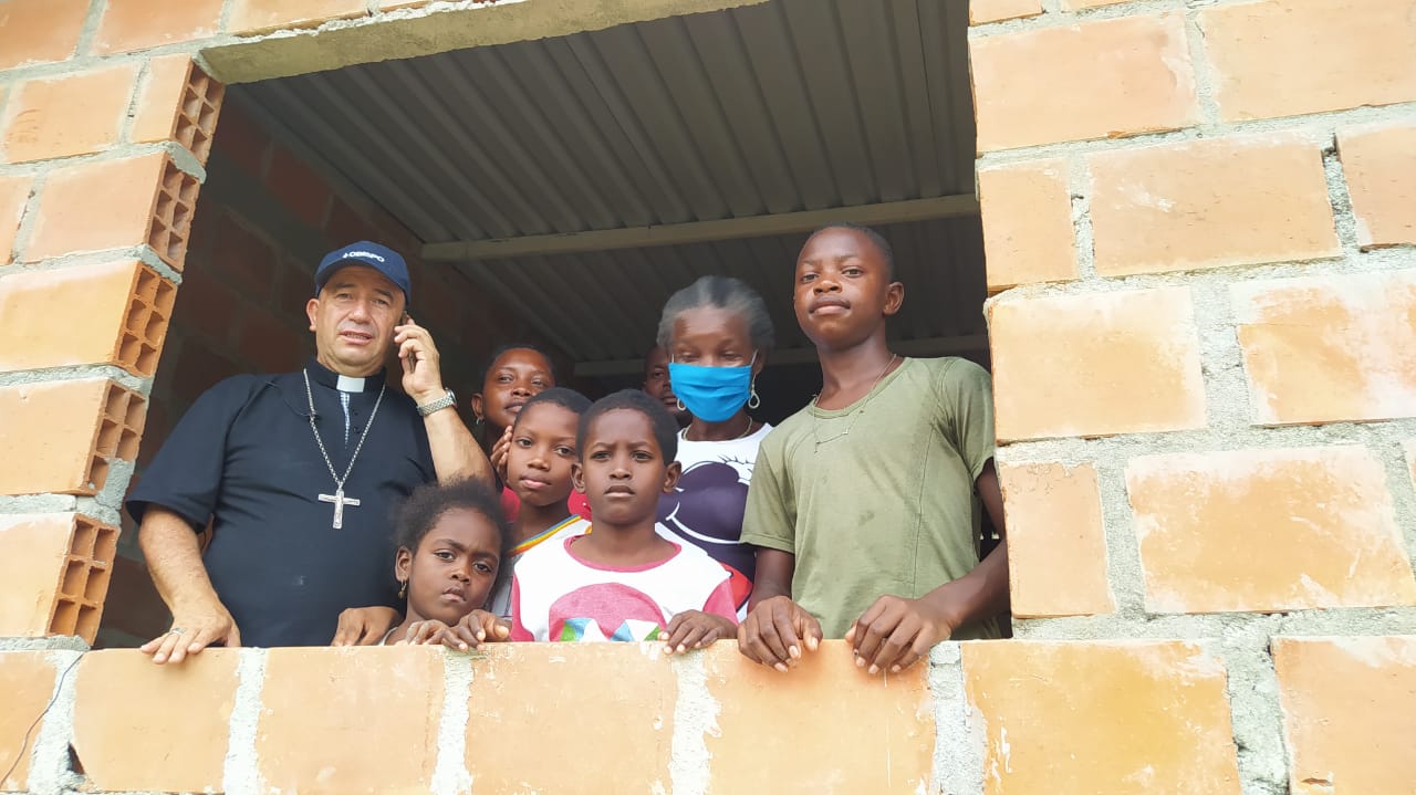 Obispo de Buenaventura lideró entrega de 40 viviendas a familias de escasos recursos