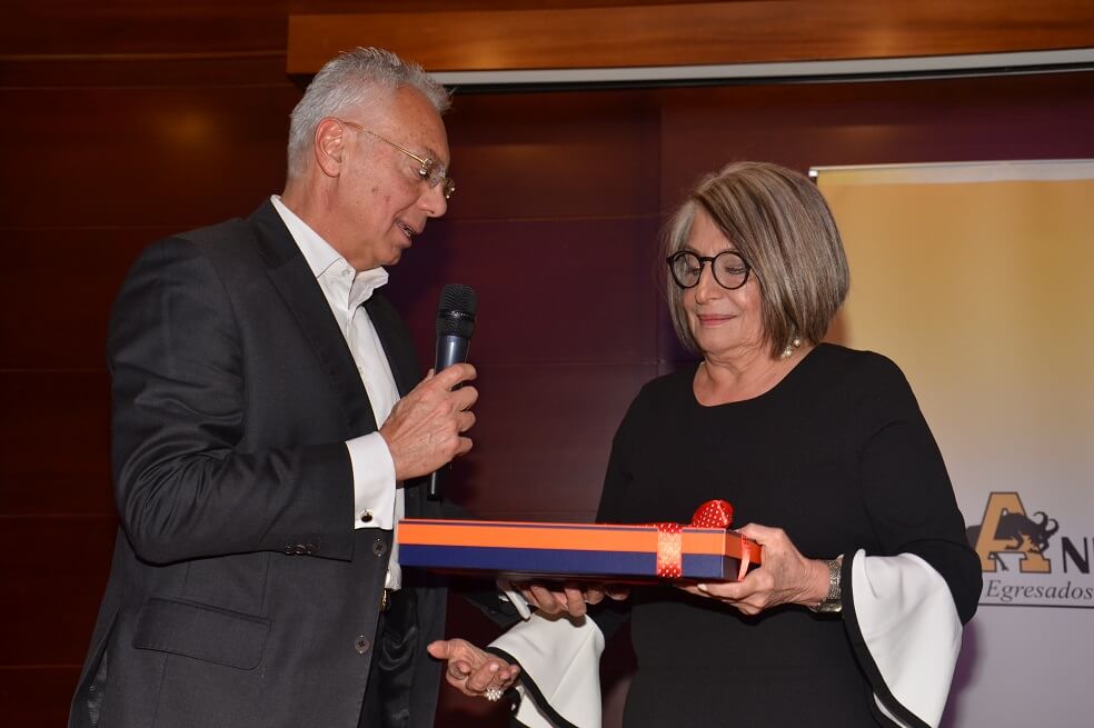 Homenaje a Cecilia López Montaño en Uniandinos