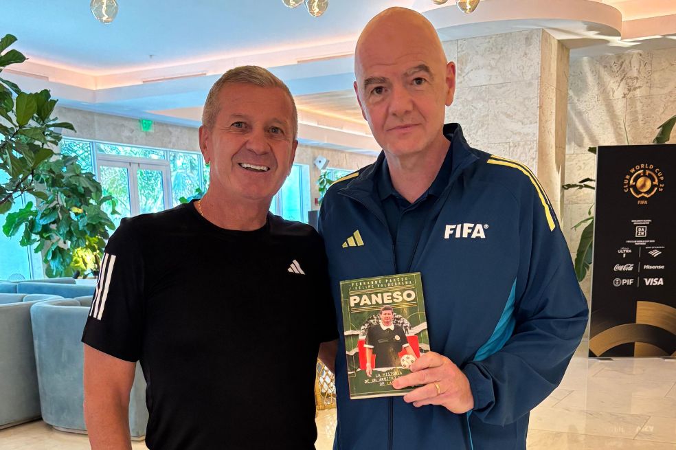 El exárbitro colombiano Fernando Panezzo junto al presidente de la FIFA, el suizo Gianni Infantino (der).