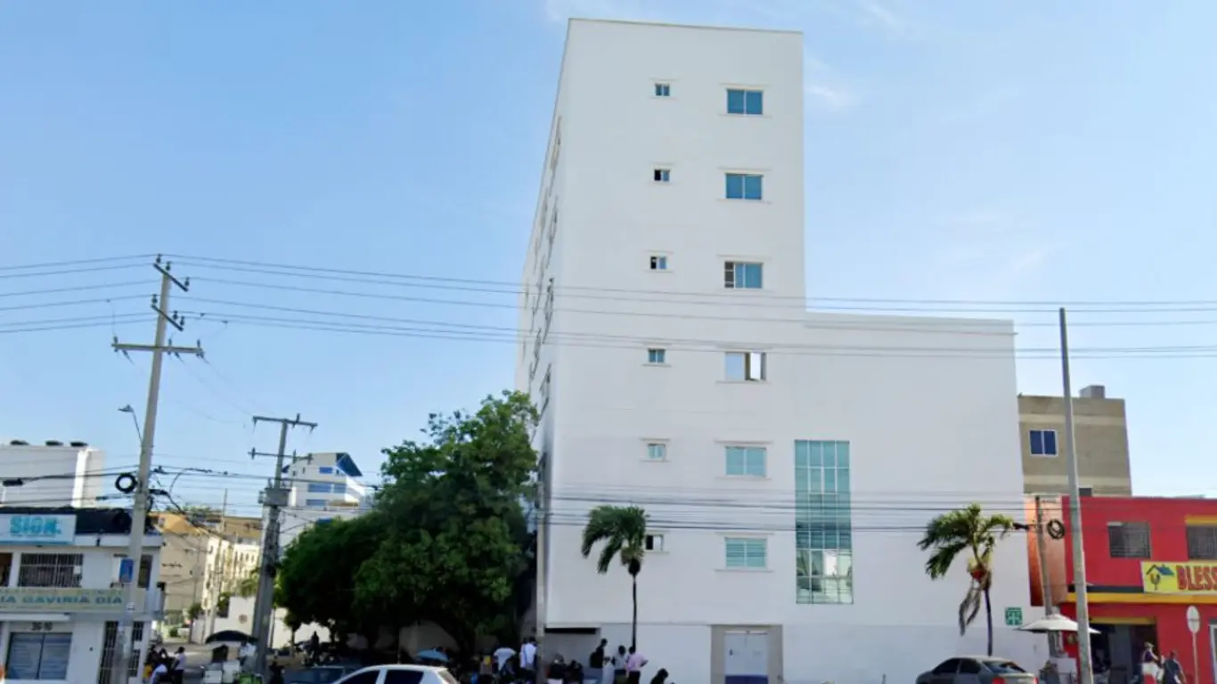 Mujer tuvo bebé frente a clínica de Cartagena; autoridades anunciaron investigaciones