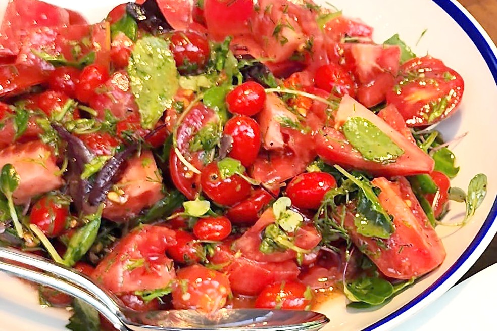 Receta para preparar ensalada de tomates con albahaca y aceite de oliva