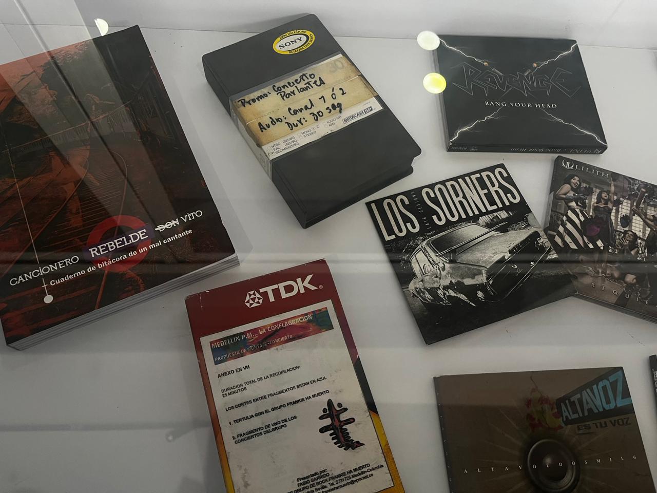 Discos, casetes, VHS y cancioneros de bandas como Parlantes, Los Sorners, Lilith y Frankie Ha Muerto, parte del archivo que reposa en las vitrinas del MUROCK.