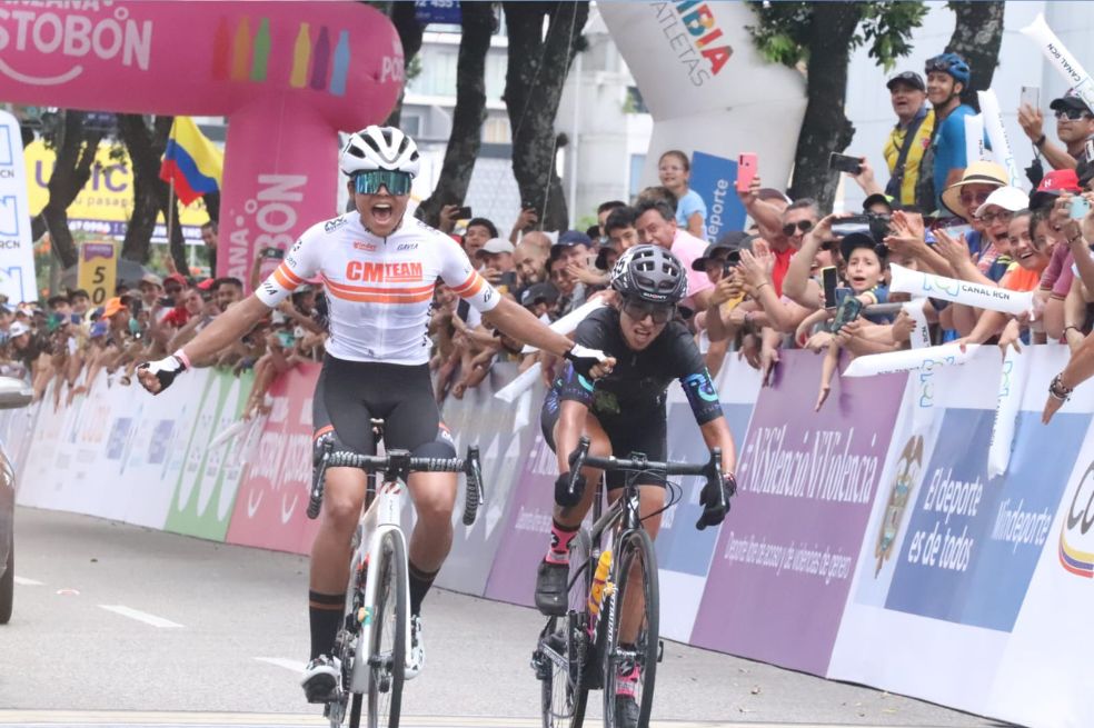 Andrea Alzate, ganadora de etapa; Diana Peñuela, campeona de la Vuelta Femenina