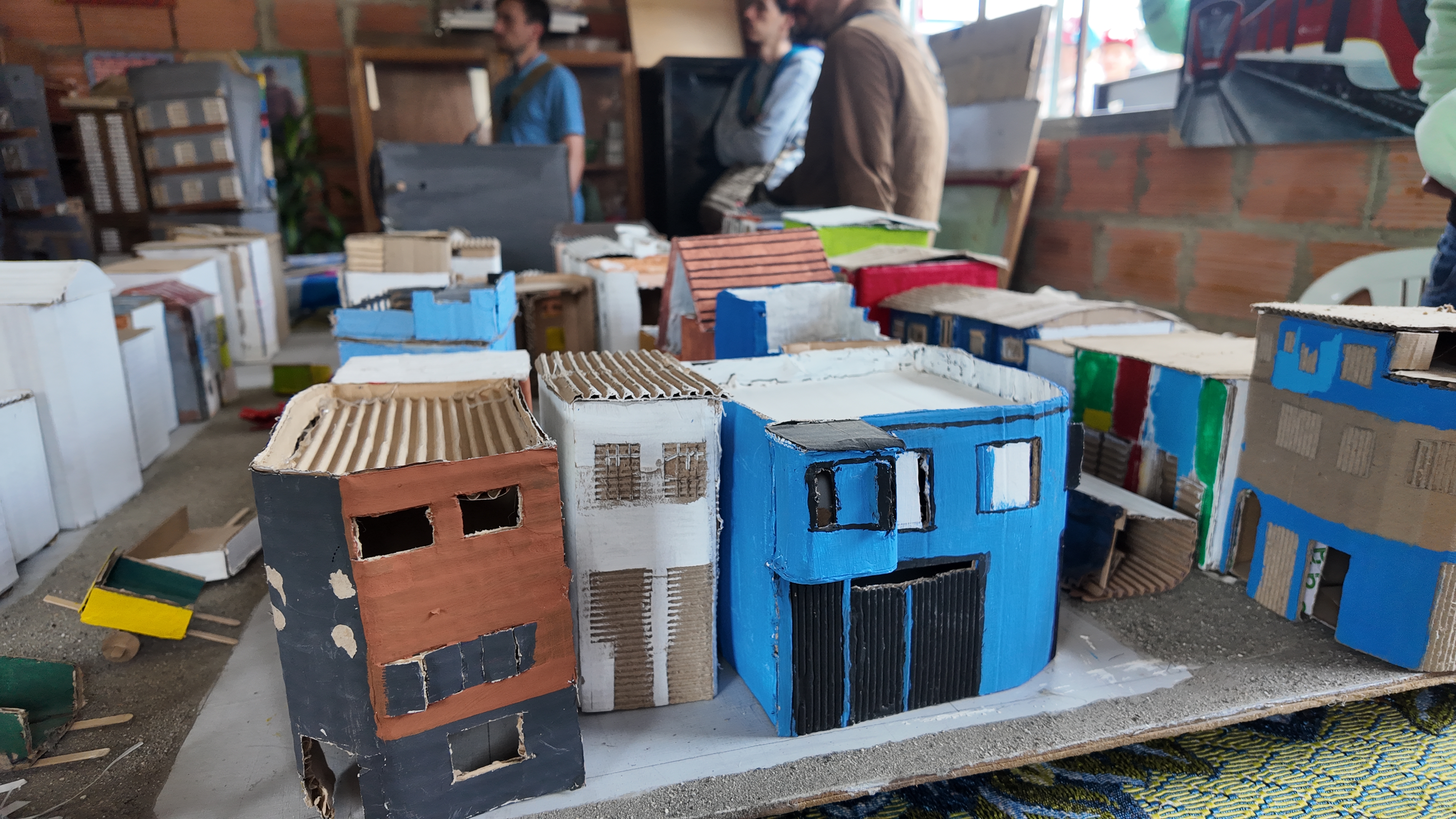 Maquetas que retratan la antigua L. La Esquina Redonda permanece como el ejercicio de memoria central al rededor del Bronx.