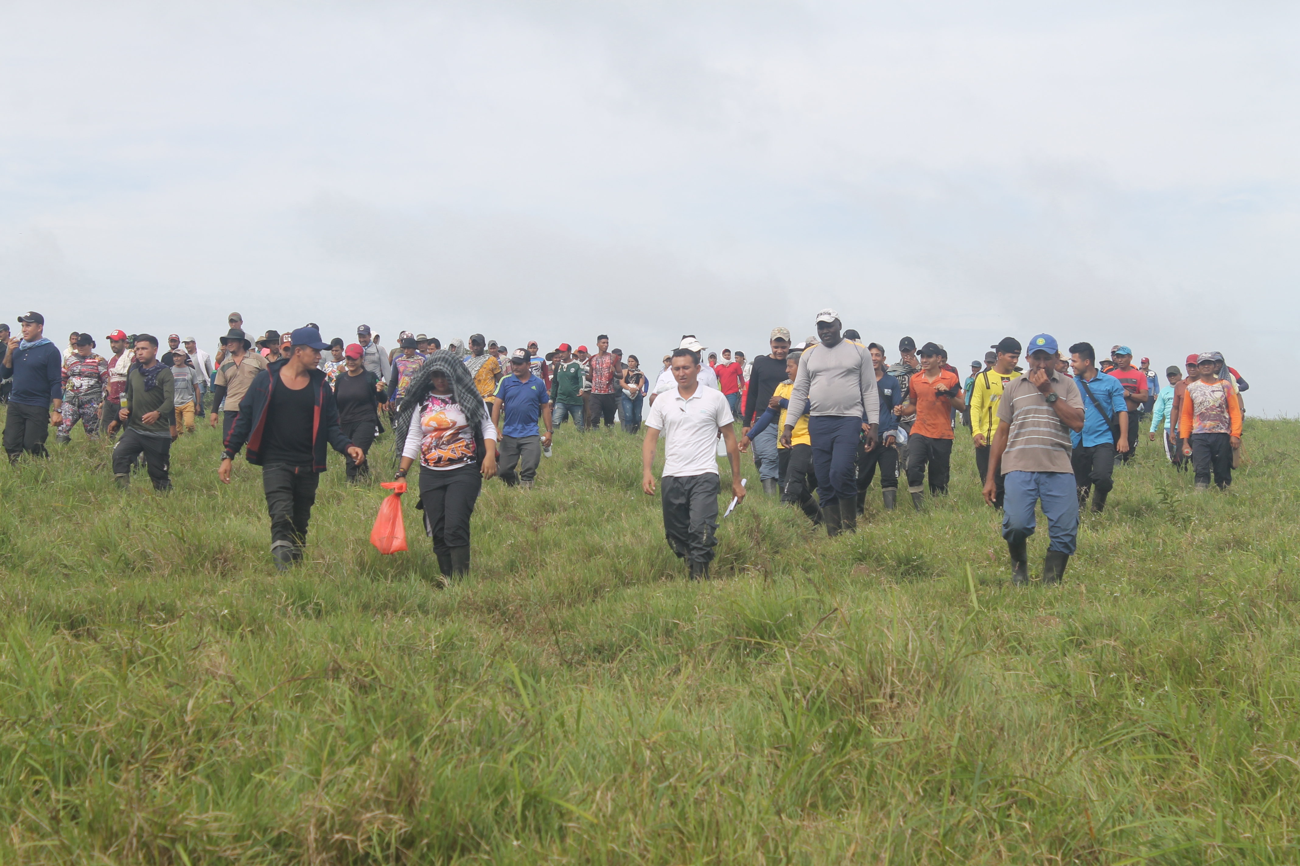 Un grupo de campesinos se avecina a rodear a las tropas durante operativos de erradicación. / Edilson Álvarez - Voces del Guayabero.