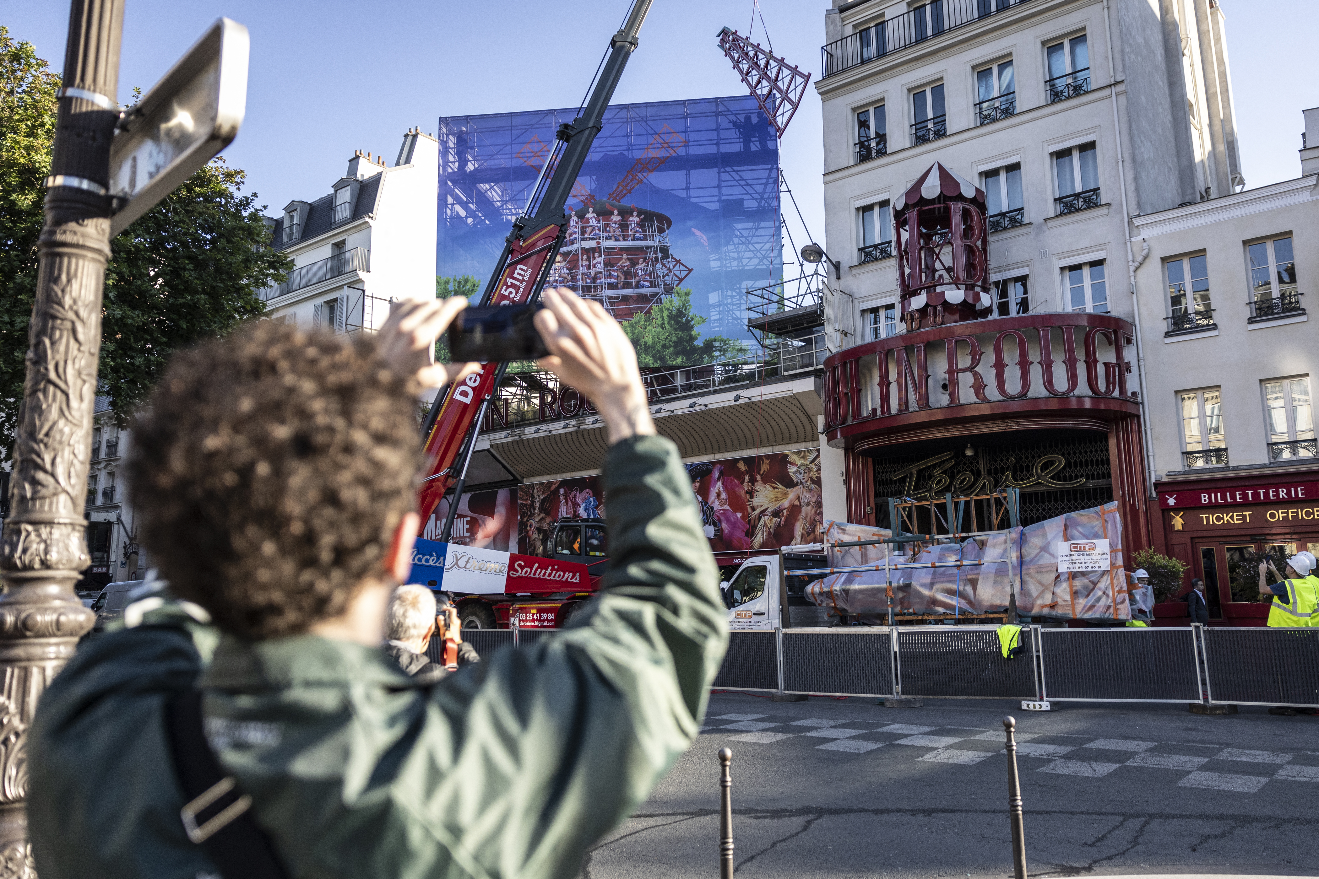 El Moulin Rouge de París recibe nuevas aspas a tiempo para los Juegos Olímpicos