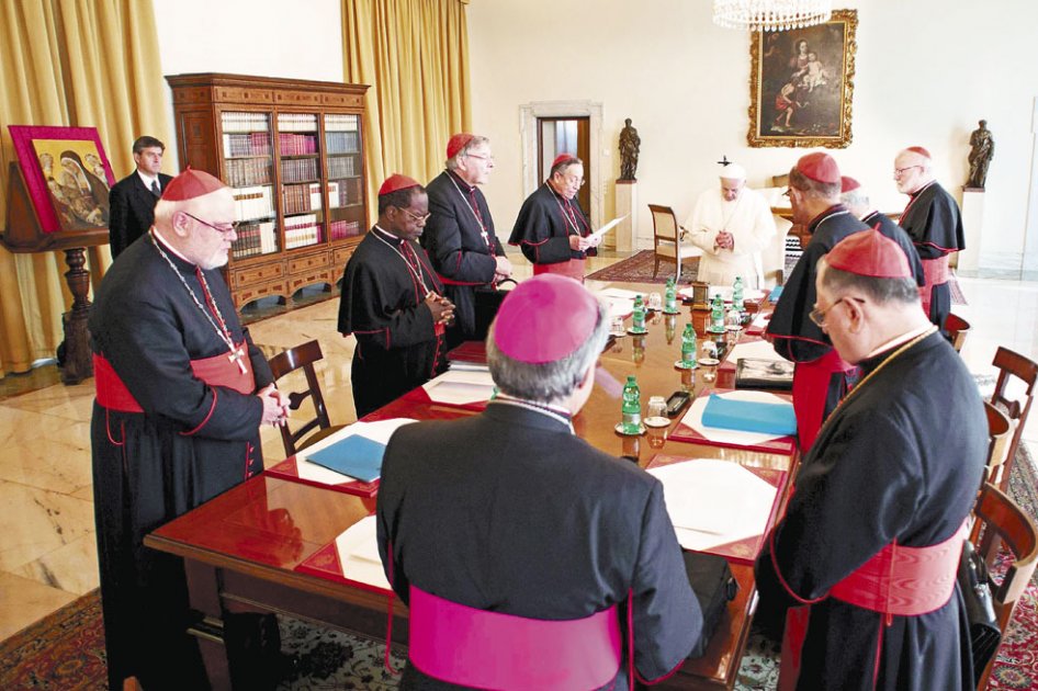 El papa sesionó desde el lunes con los ocho cardenales de la comisión de reforma.  / EFE