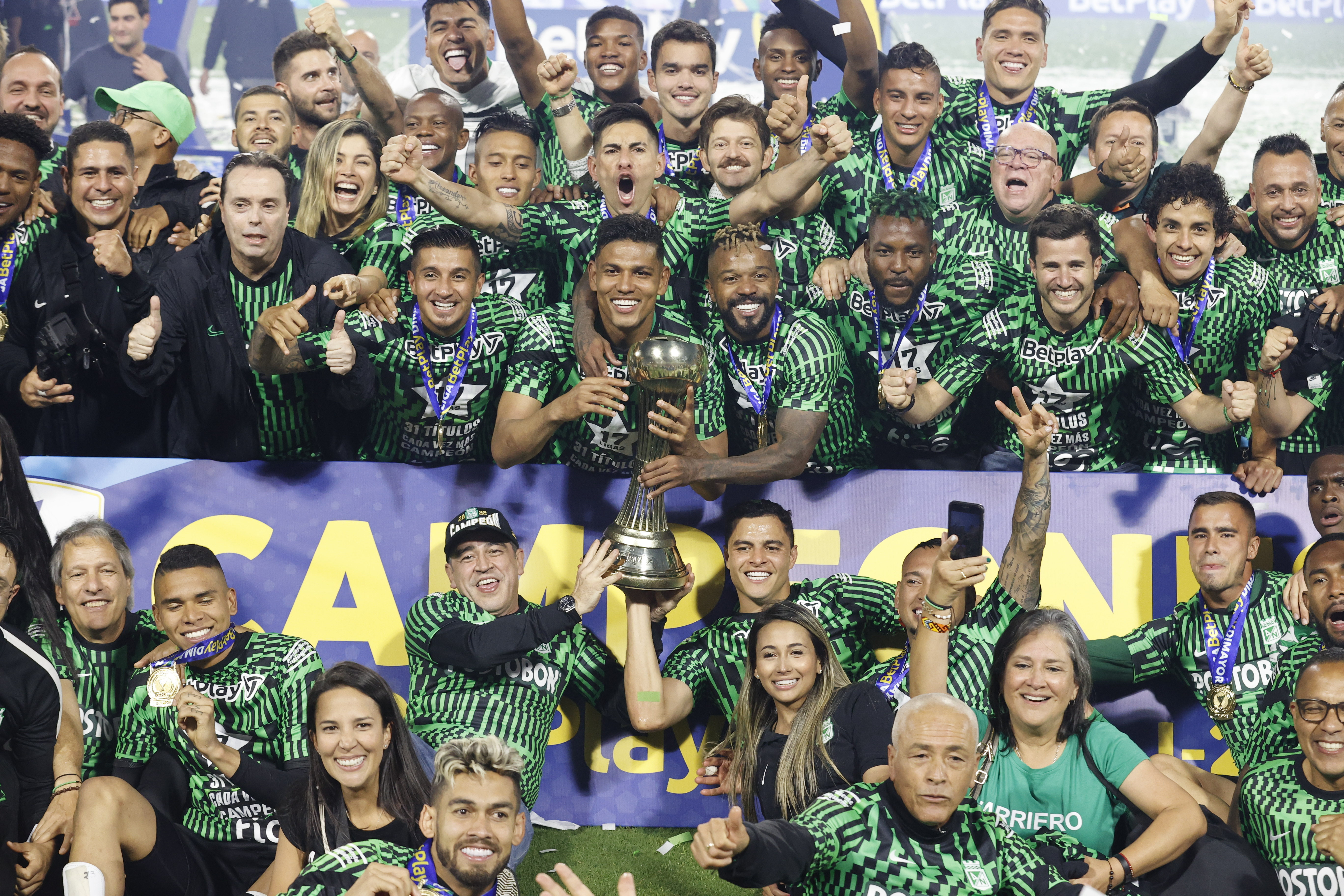 AMDEP1949. IBAGUÉ (COLOMBIA), 26/06/2022.- Jugadores de Atlético Nacional celebran con el trofeo de campeón de la Primera División de fútbol colombiano tras vencer a Deportes Tolima hoy, en el estadio Manuel Murillo Toro en Ibagué (Colombia). EFE/Mauricio Dueñas Castañeda