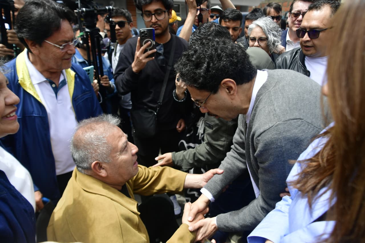 Tras ejercer su derecho al voto, el precandidato Iván Cepeda resaltó que ha habido "una afluencia masiva y multitudinaria" a las urnas este domingo.