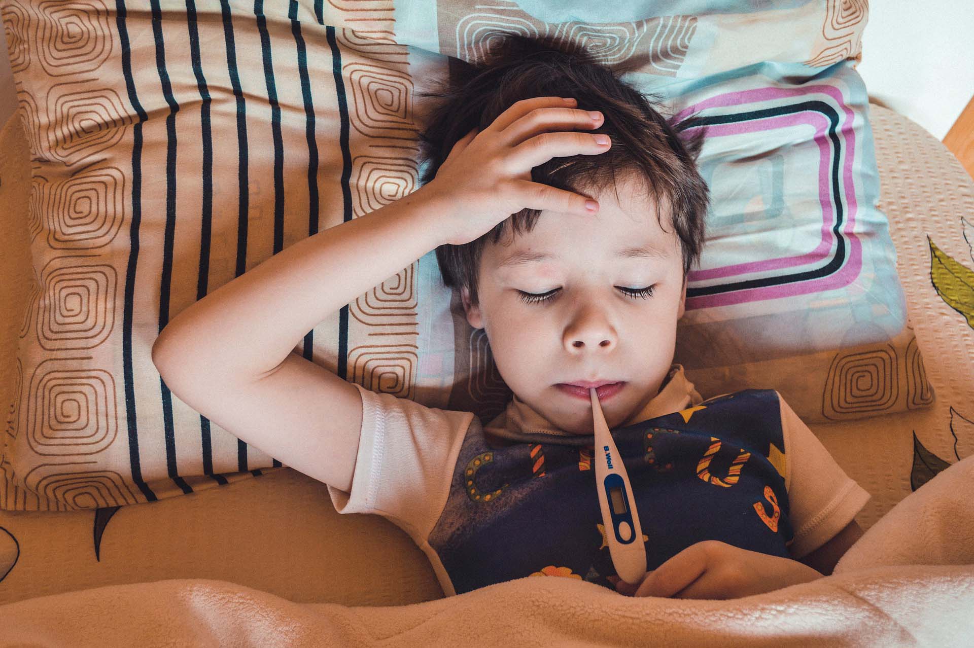 Dolor de cabeza y fatiga: los síntomas de COVID-19 más comunes en los niños