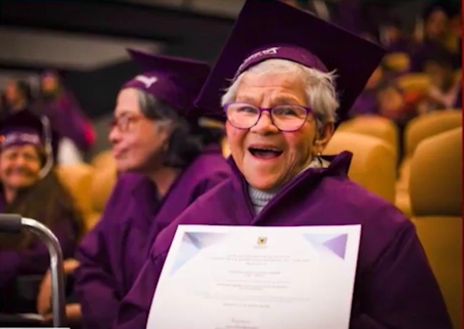 A sus 84 años, mujer se graduó en computación y herramientas digitales en Bogotá