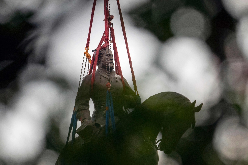 En fotos: así retiran en EE. UU. otra estatua denunciada como símbolo racista
