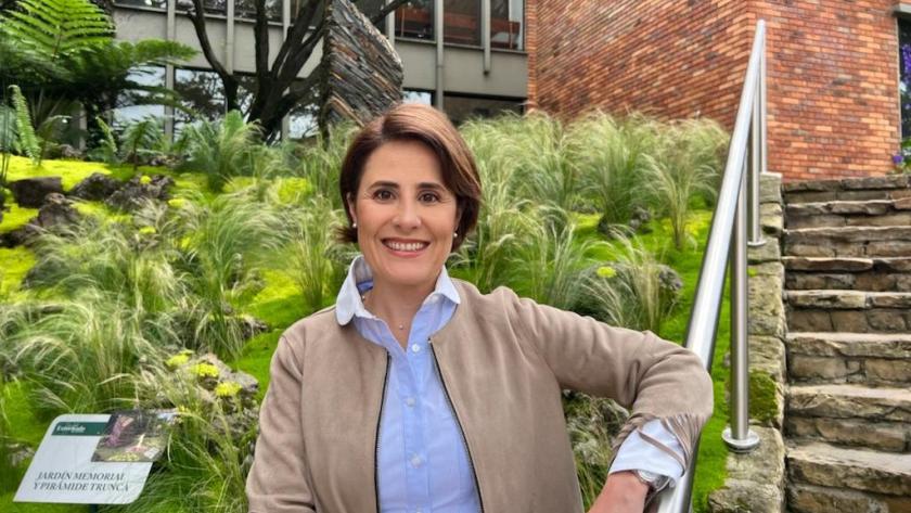 Paula Robledo es abogada egresada de la Universidad Externado. Especialista en Derecho Constitucional y Ciencia Política.