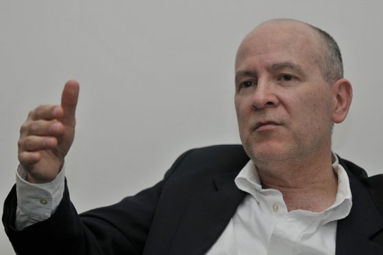 La U inició ‘coqueteos’ a Carlos Vicente de Roux por apoyo a Rafael Pardo