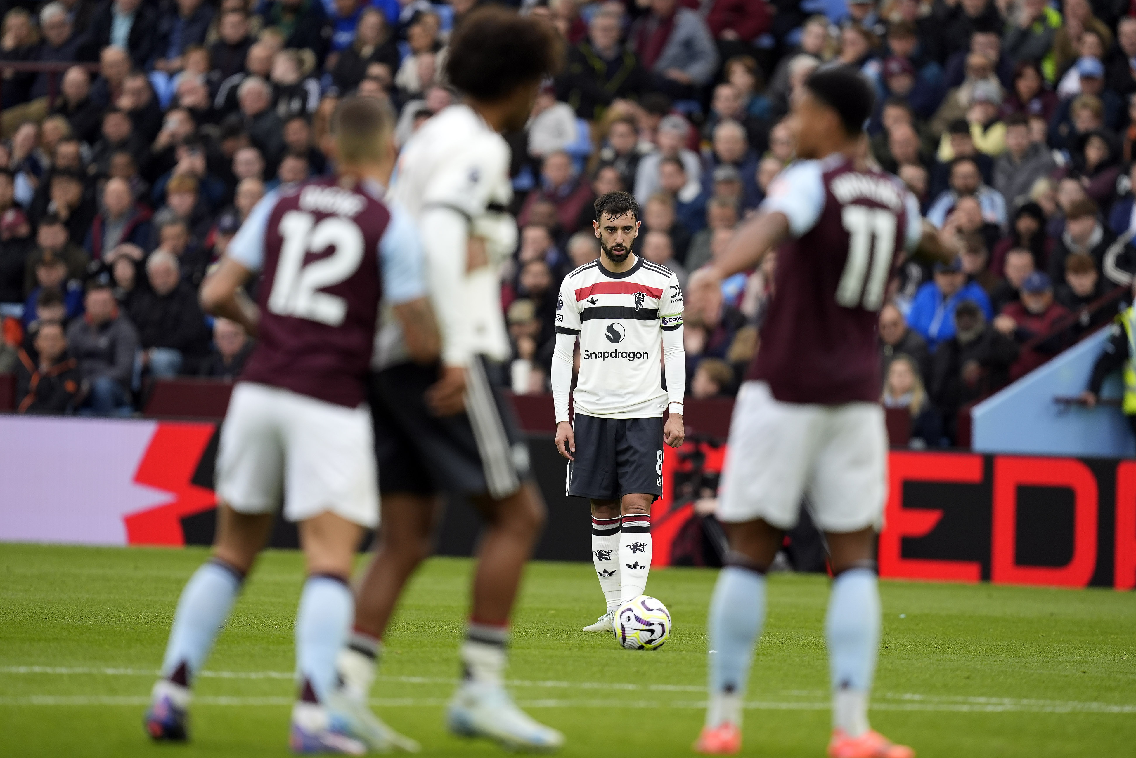 Birmingham (United Kingdom), 06/10/2024.- Bruno Fernandes (C) of Manchester United prepares a free kick during the English Premier League match between Aston Villa and Manchester United in Birmingham, Britain, 06 October 2024. (Reino Unido) EFE/EPA/TIM KEETON EDITORIAL USE ONLY. No use with unauthorized audio, video, data, fixture lists, club/league logos, 'live' services or NFTs. Online in-match use limited to 120 images, no video emulation. No use in betting, games or single club/league/player publications.