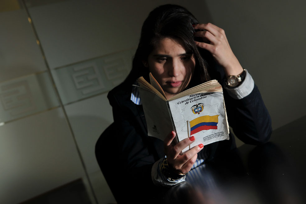 Mujeres saben menos de política que los hombres