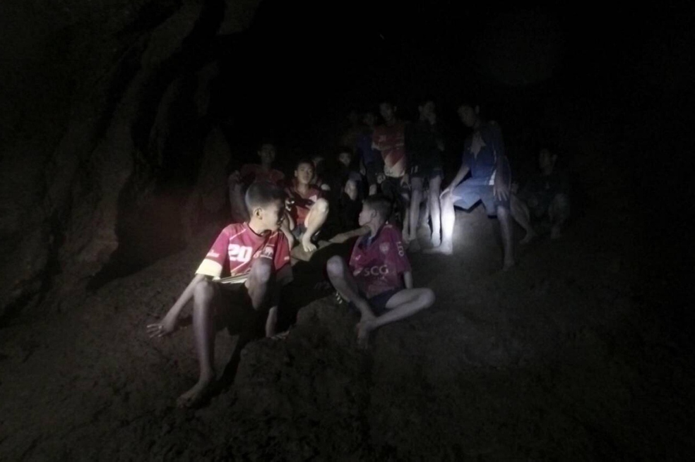 Bajar el nivel del agua y enseñarle a bucear a los niños, prioridad en Tailandia