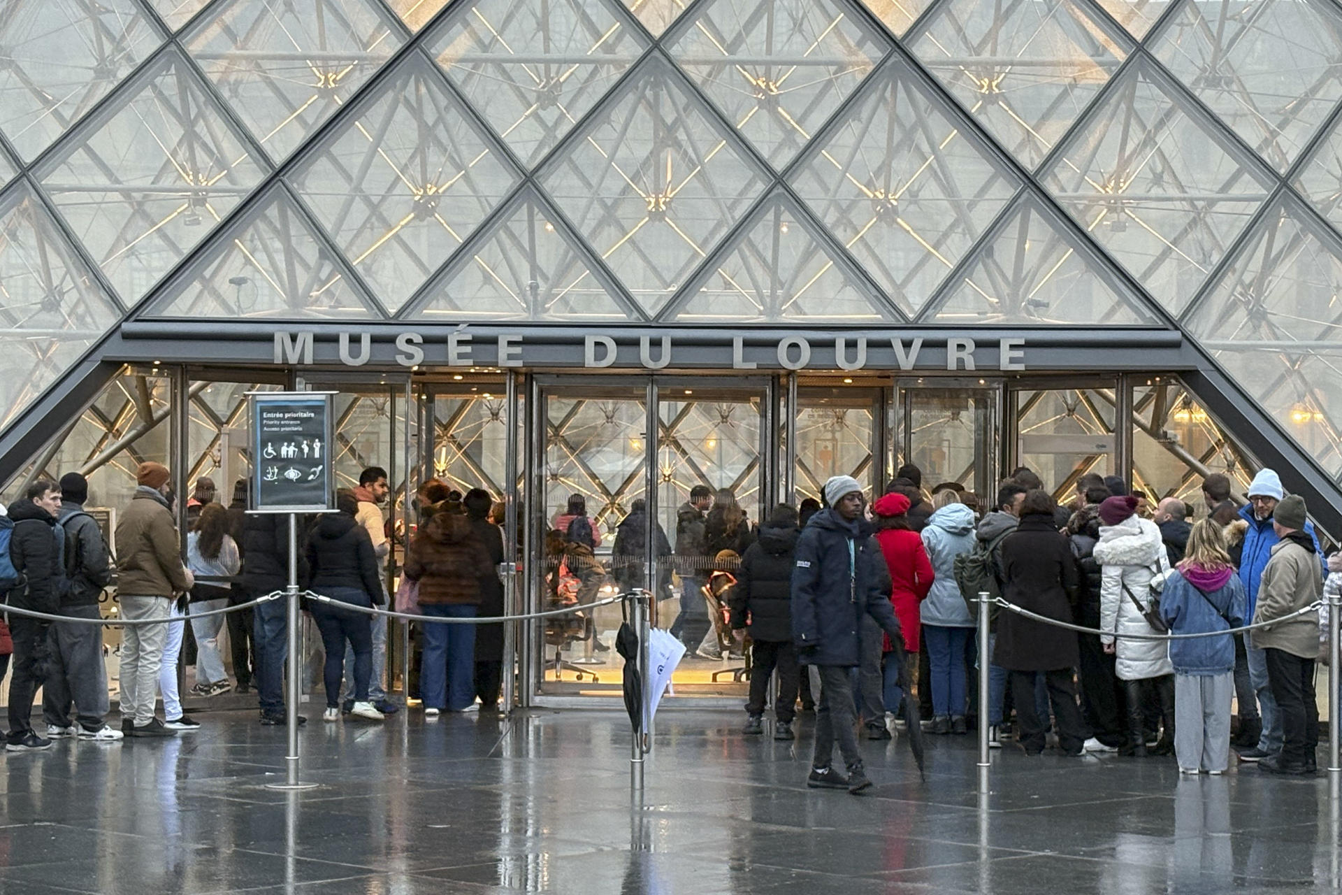 Los trabajadores del Louvre entrarán en huelga por las malas condiciones del museo