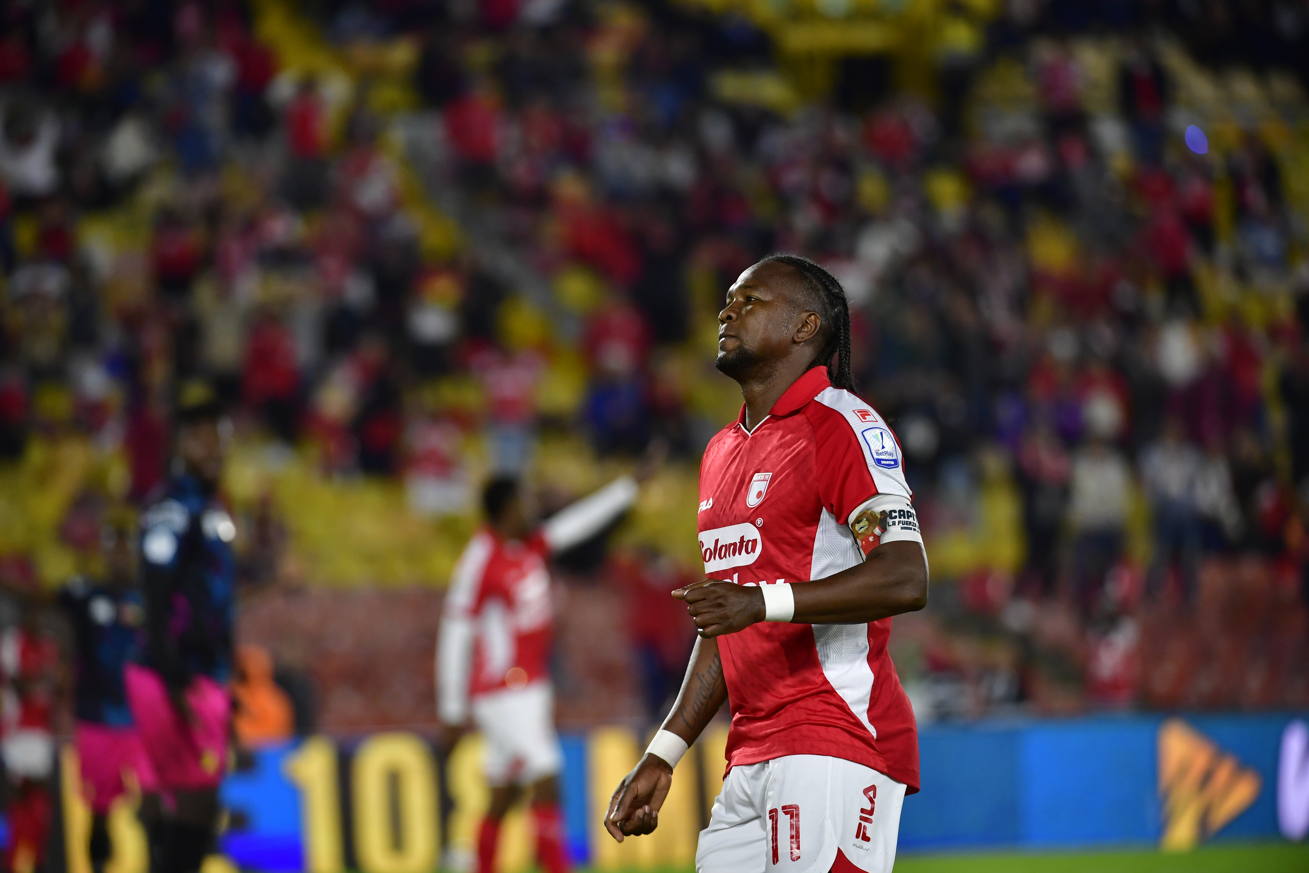 Jugador de Santa Fe durante el compromiso ante Deportivo Pereira en el Estadio El Campin de Bogotá