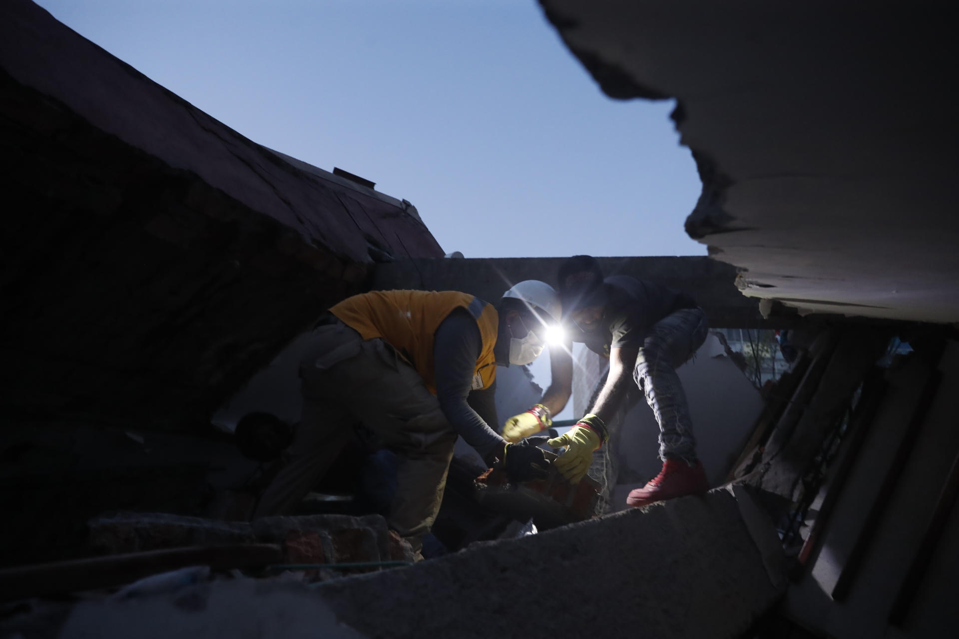 Terremoto: confirman muerte de seis estudiantes en Yumbo y Calima El Darién, en Valle