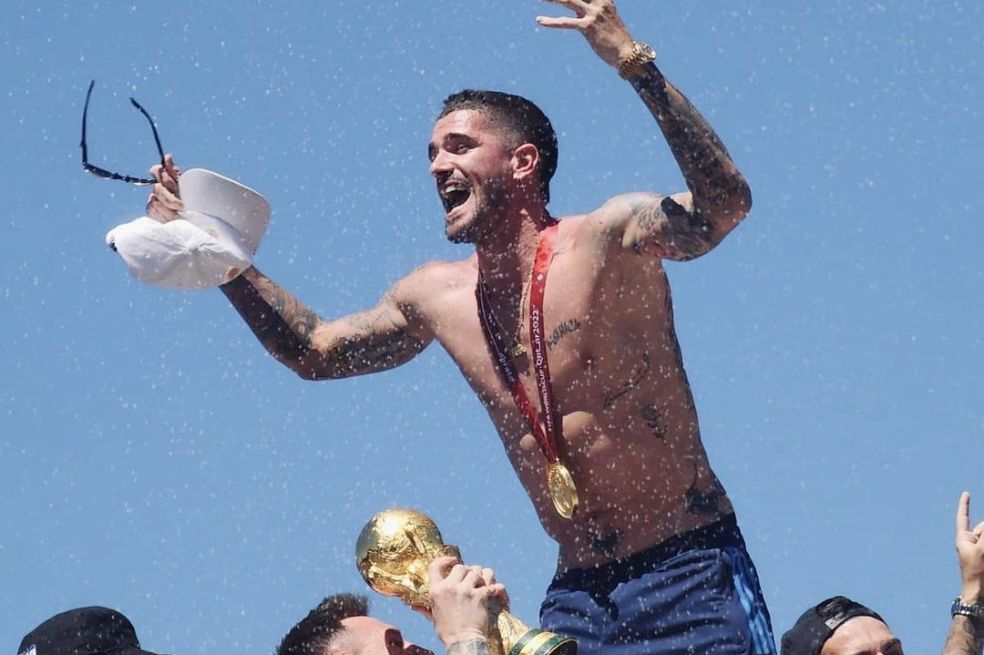 El futbolista argentino, Rodrigo De Paul, y novio de la cantante Tini, sigue sonando después de la final del mundial de Qatar por ser el más lindo del torneo.