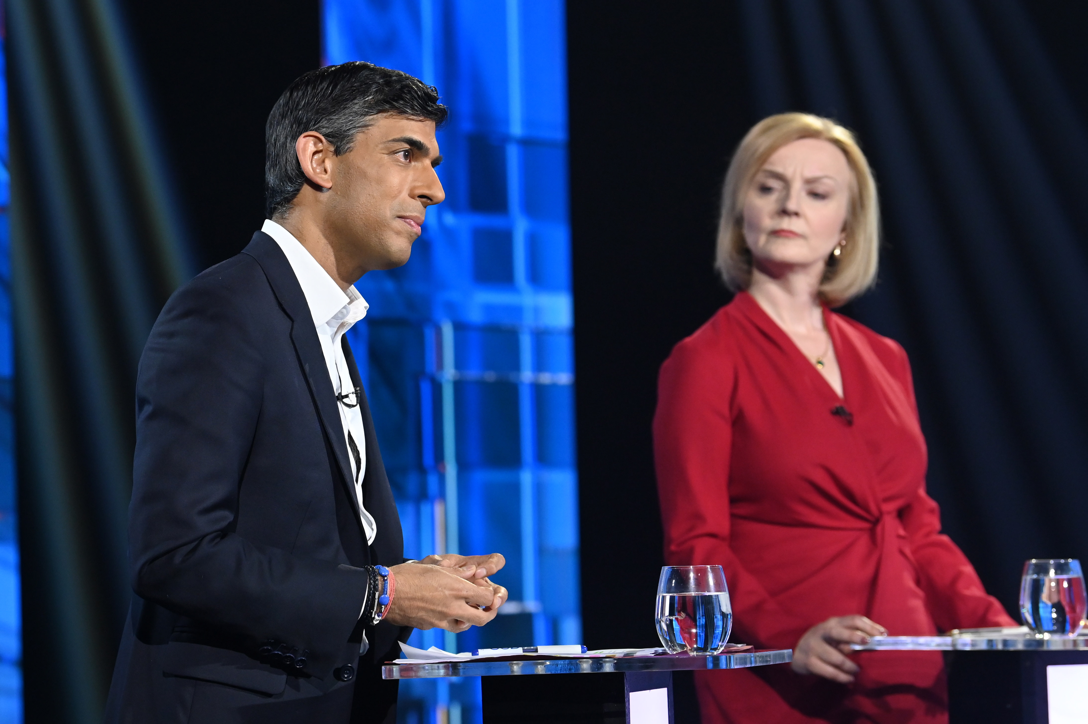 London (United Kingdom), 17/07/2022.- A handout photo made available by ITV shows Conservative leadership candidates Rishi Sunak and Liz Truss (R) during 'Britain's Next Prime Minister: The ITV Debate' at Riverside Studios in London, Britain, 17 July 2022. (Reino Unido, Londres) EFE/EPA/JONATHAN HORDLE / ITV / HANDOUT MANDATORY CREDIT: JONATHAN HORDLE / ITV / ONE MONTH FREE EDITORIAL USE / HANDOUT EDITORIAL USE ONLY/NO SALES/NO ARCHIVES