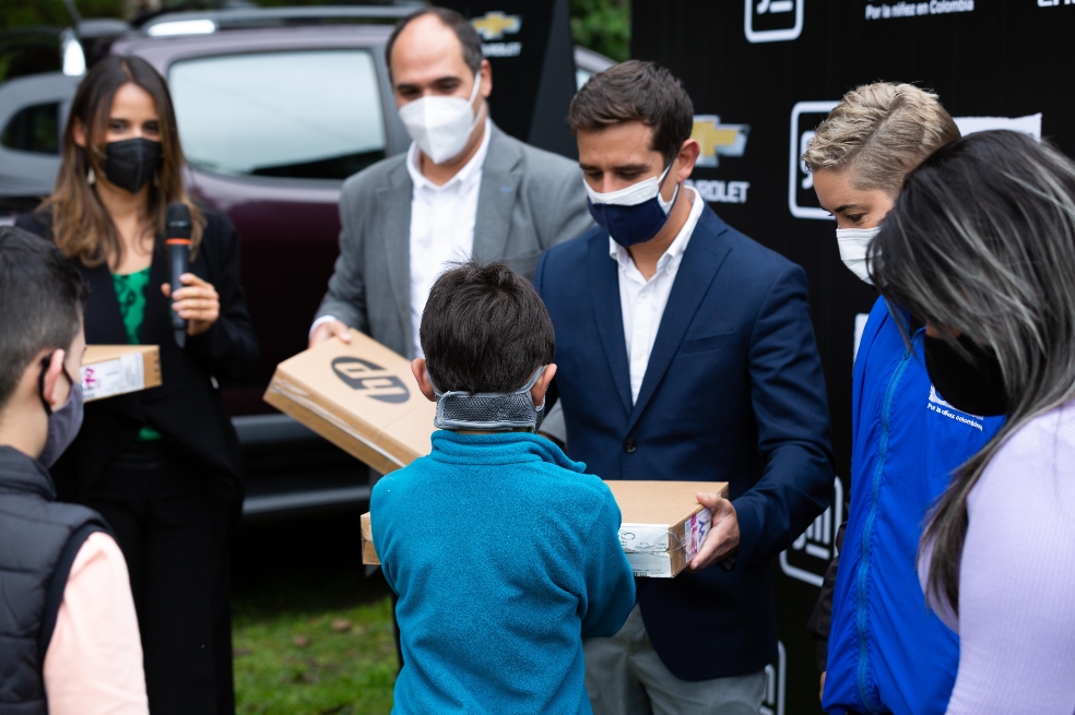 GM y Chevrolet, en alianza con Fundación Plan, donarán computadores a estudiantes