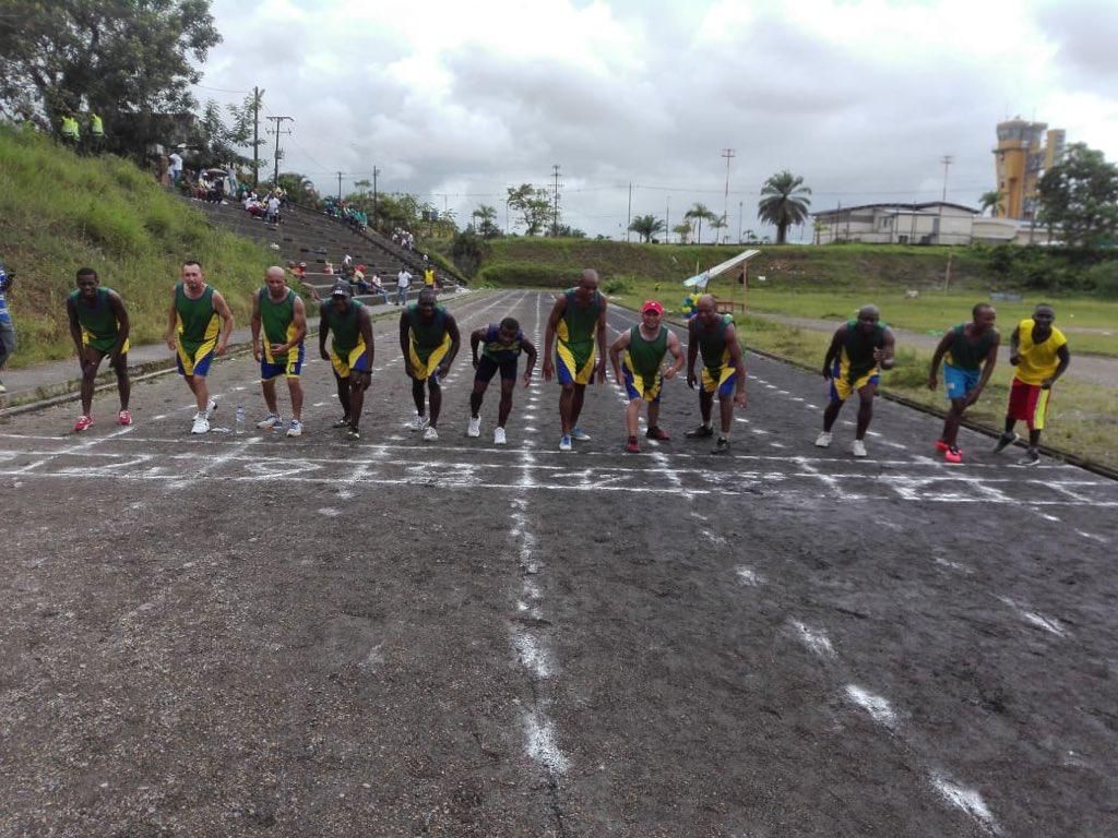 Varios jóvenes en la línea de partida en la pista de atletismo de Quibdó.