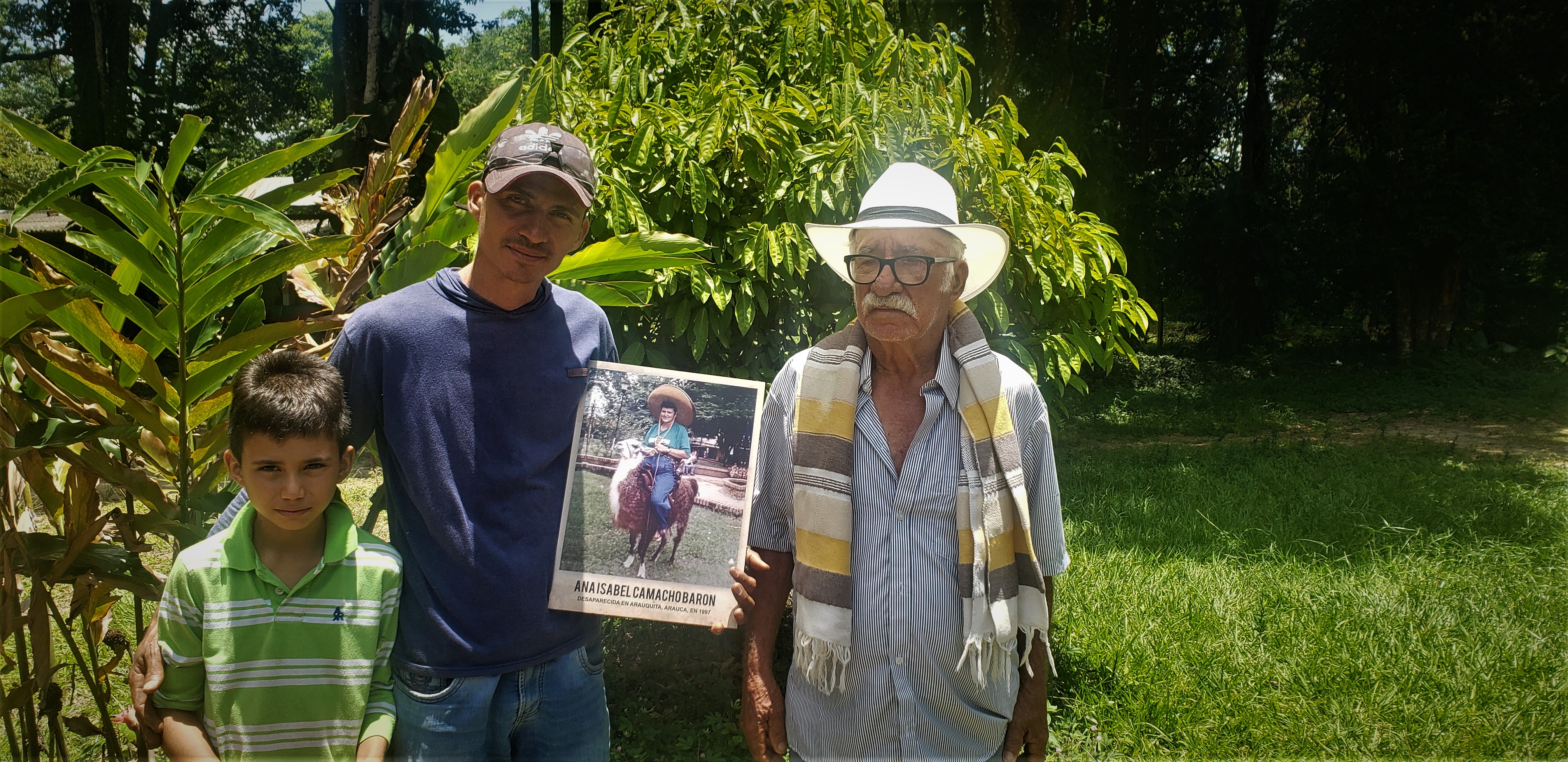 Wilmer Franco y su padre José Daniel Franco sostienen la fotografía de Ana Isabel Camacho, madre del primero y ex esposa del segundo, desaparecida en 1997 en Arauquita.