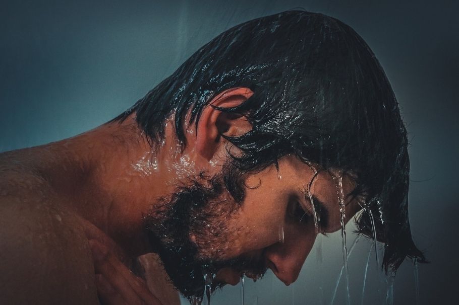 ¿Es bueno bañarse con guayabo? Esto dice la ciencia