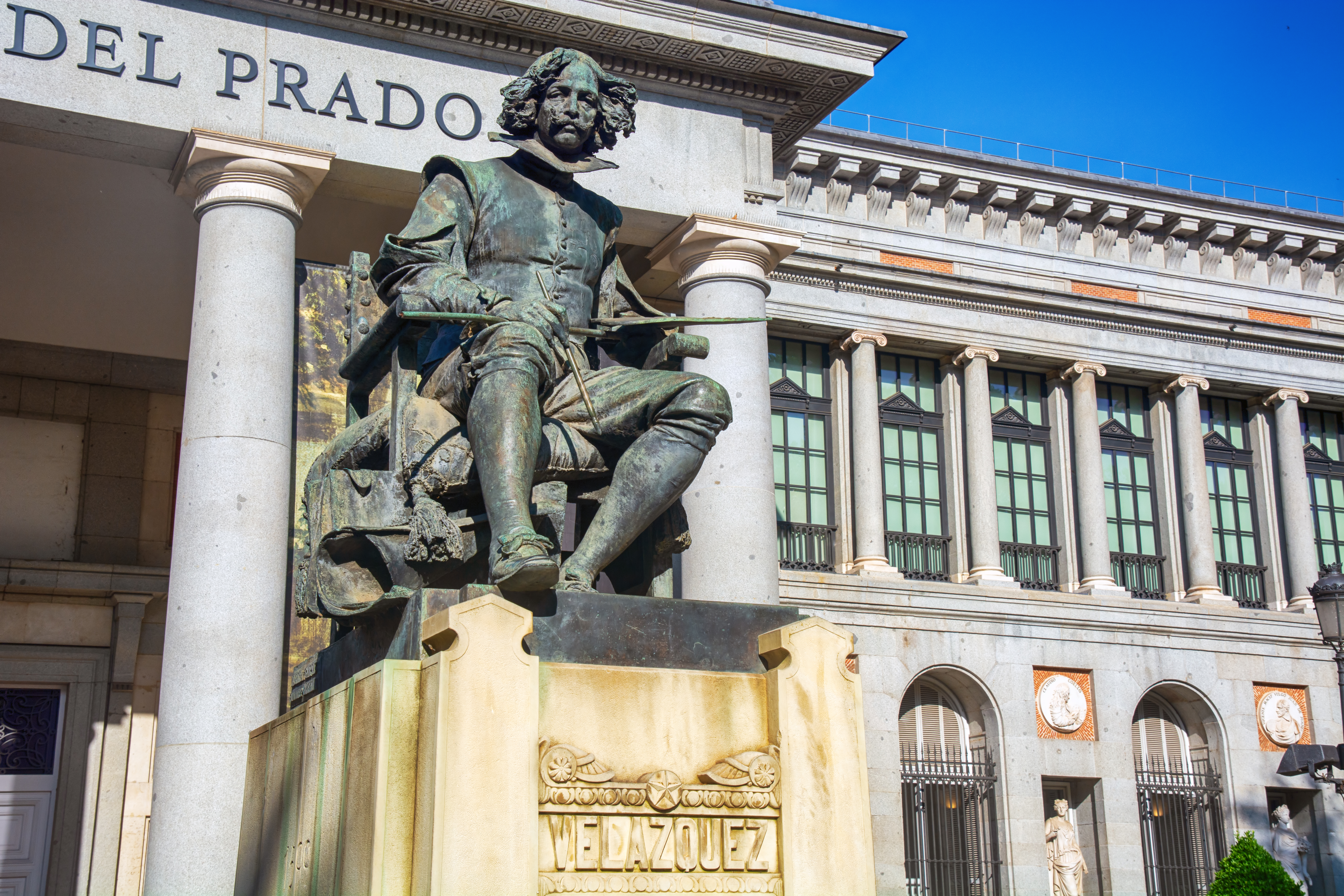 Estatua del pintor español Diego Velázquez (1899), obra de Aniceto Marinas, frente al Museo del Prado en Madrid, España.