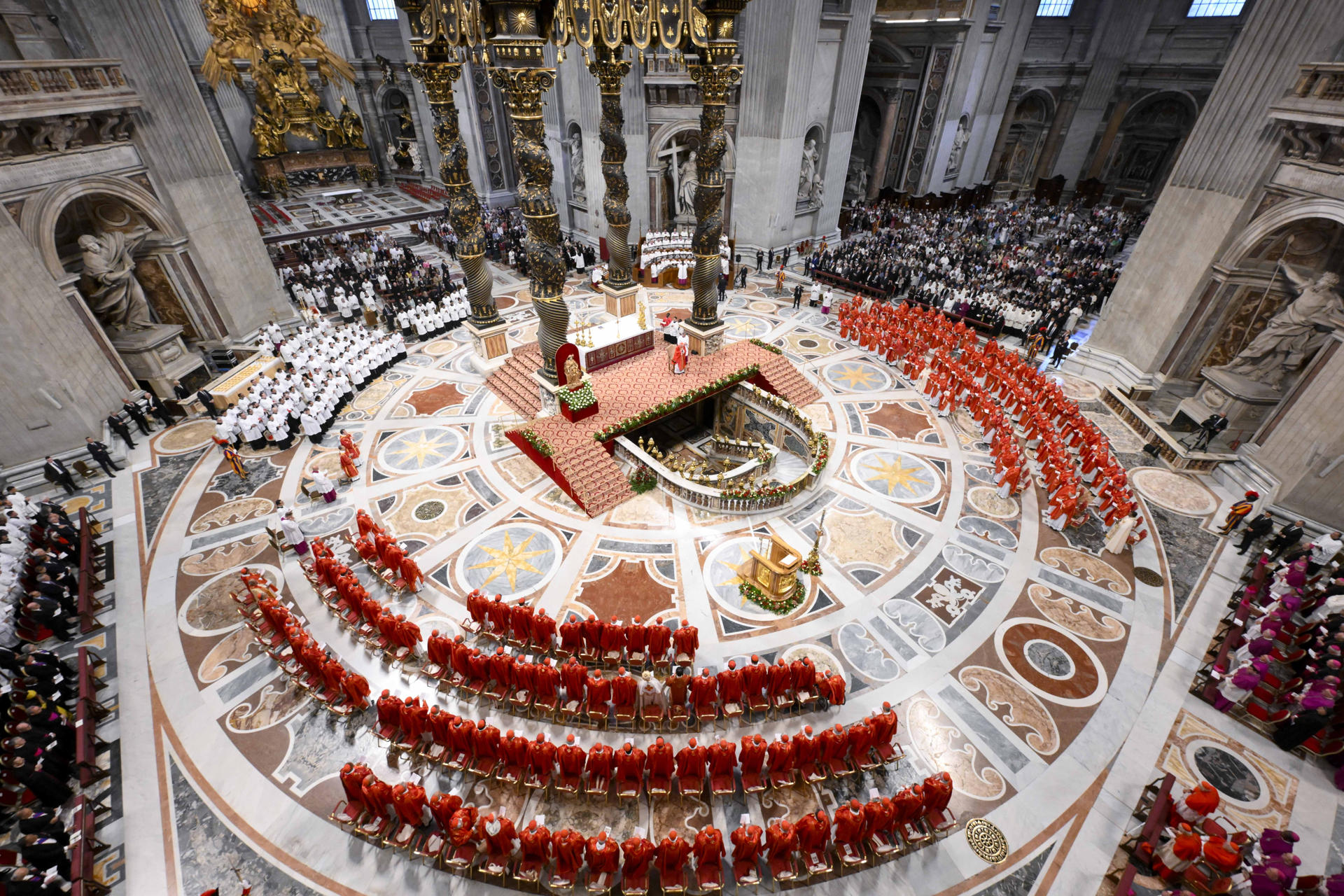 CIUDAD DEL VATICANO, 07/05/2025.- La misa "Pro eligendo pontifice", que oficia el decano del colegio cardenalicio, Giovanni Battista Re, comenzó este miércoles en la basílica de San Pedro ante la presencia de los 133 cardenales que desde esta tarde se encerrarán en cónclave para elegir al papa número 267 de la historia de la Iglesia. EFE/ Mario Tomassetti/Vaticano SOLO USO EDITORIAL/SOLO DISPONIBLE PARA ILUSTRAR LA NOTICIA QUE ACOMPAÑA (CRÉDITO OBLIGATORIO)