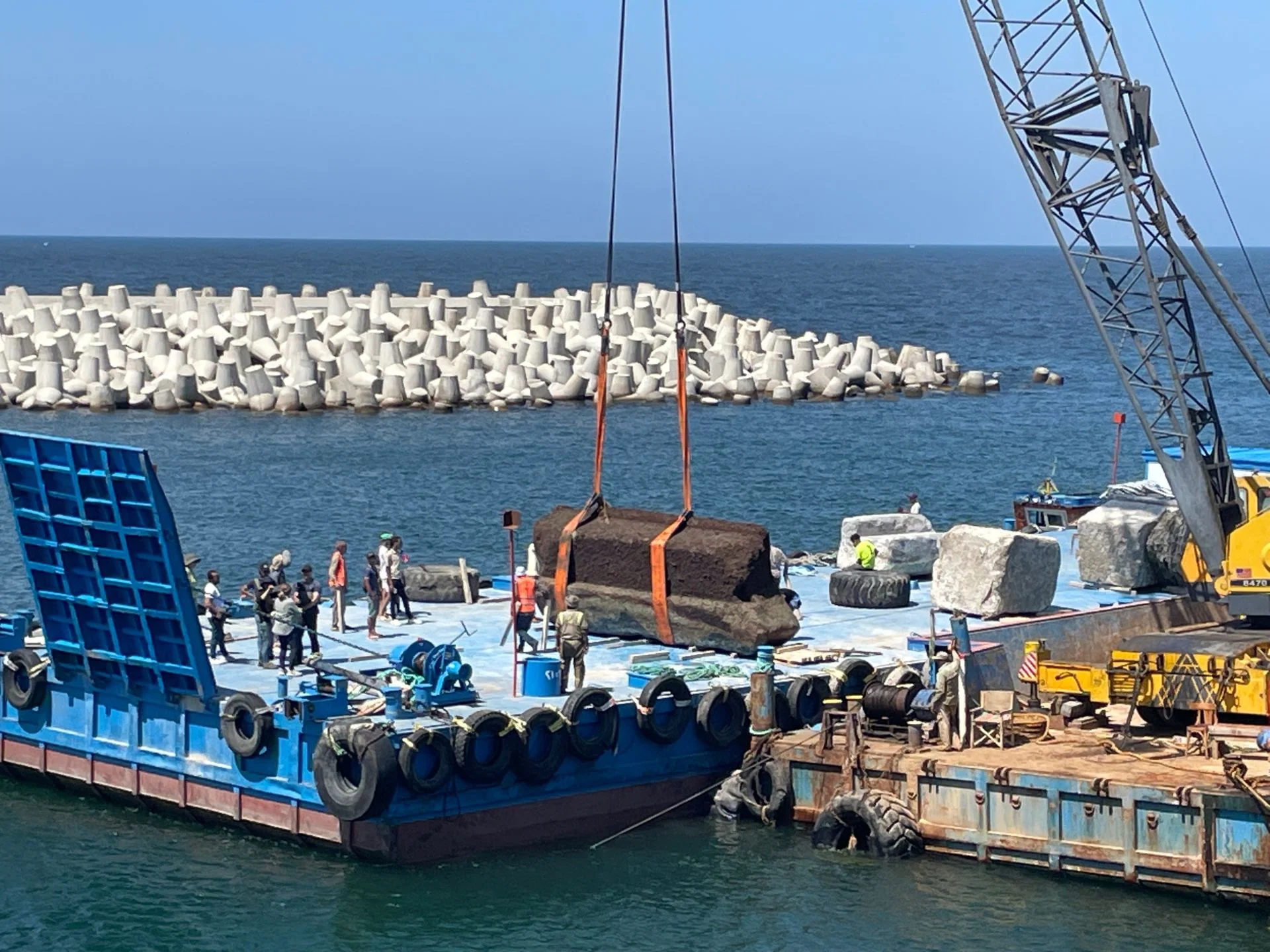 Hallan bajo el mar puertas del Faro de Alejandría, una de las maravillas antiguas