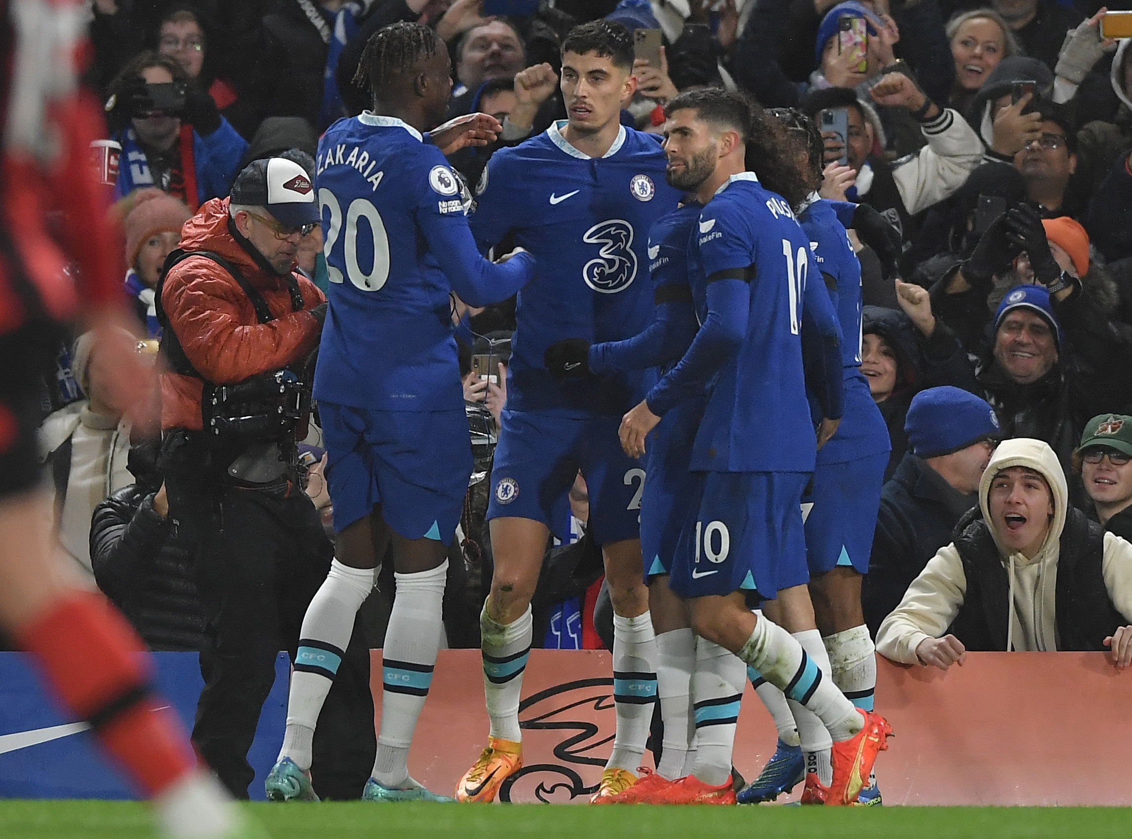 London (United Kingdom), 27/12/2022.- Kai Havertz (C) of Chelsea celebrates with team mates after scoring the 1-0 lead during the English Premier League soccer match between Chelsea FC and AFC Bournemouth in London, Britain, 27 December 2022. (Reino Unido, Londres) EFE/EPA/Vince Mignott EDITORIAL USE ONLY. No use with unauthorized audio, video, data, fixture lists, club/league logos or 'live' services. Online in-match use limited to 120 images, no video emulation. No use in betting, games or single club/league/player publications