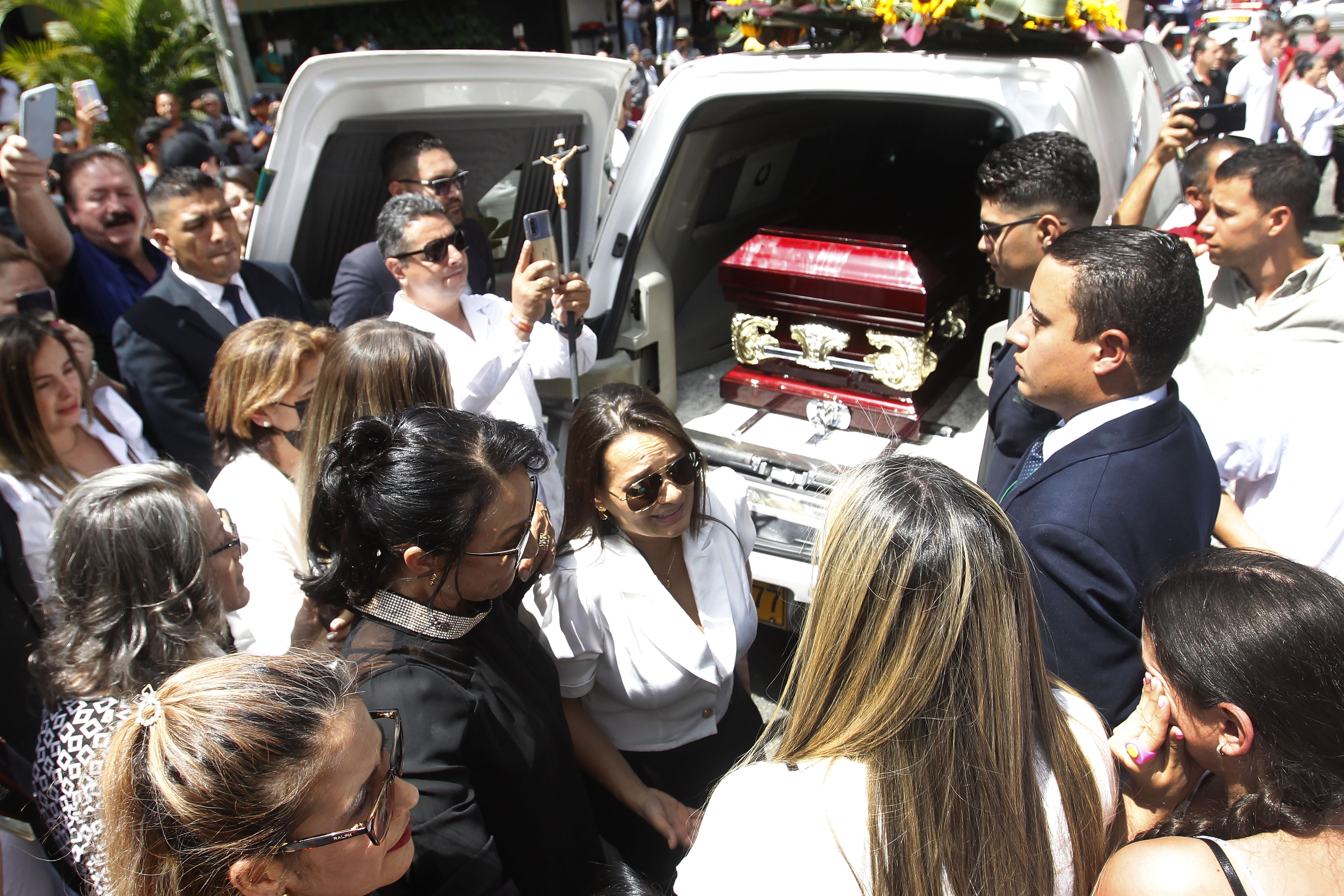 Video: esposa de Darío Gómez, furiosa en medio del sepelio ¿por qué?