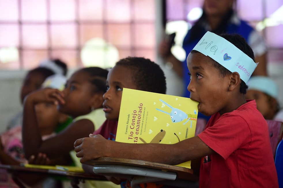 Puerto Rey, pese a estar a escasos 20 kilómetros del Centro Histórico de Cartagena, no tiene señal de telefonía móvil, no tiene alcantarillado y sus calles están destapadas. Muy pocos de sus niños y niñas alcanzan la universidad y en su mayoría, después de terminar la escuela, terminan dedicándose al mototaxismo.