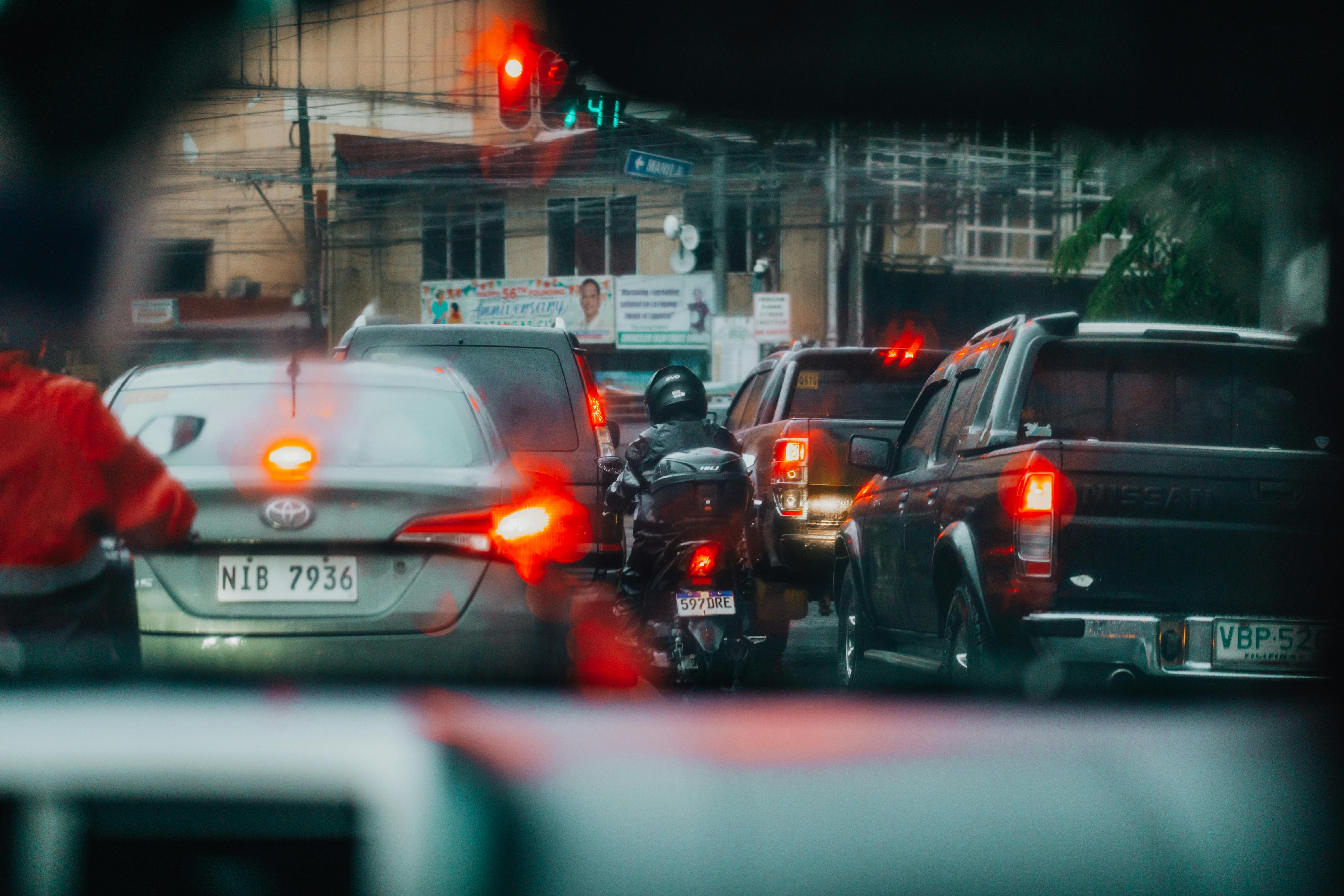 Los siete errores más comunes de los motociclistas en los trancones